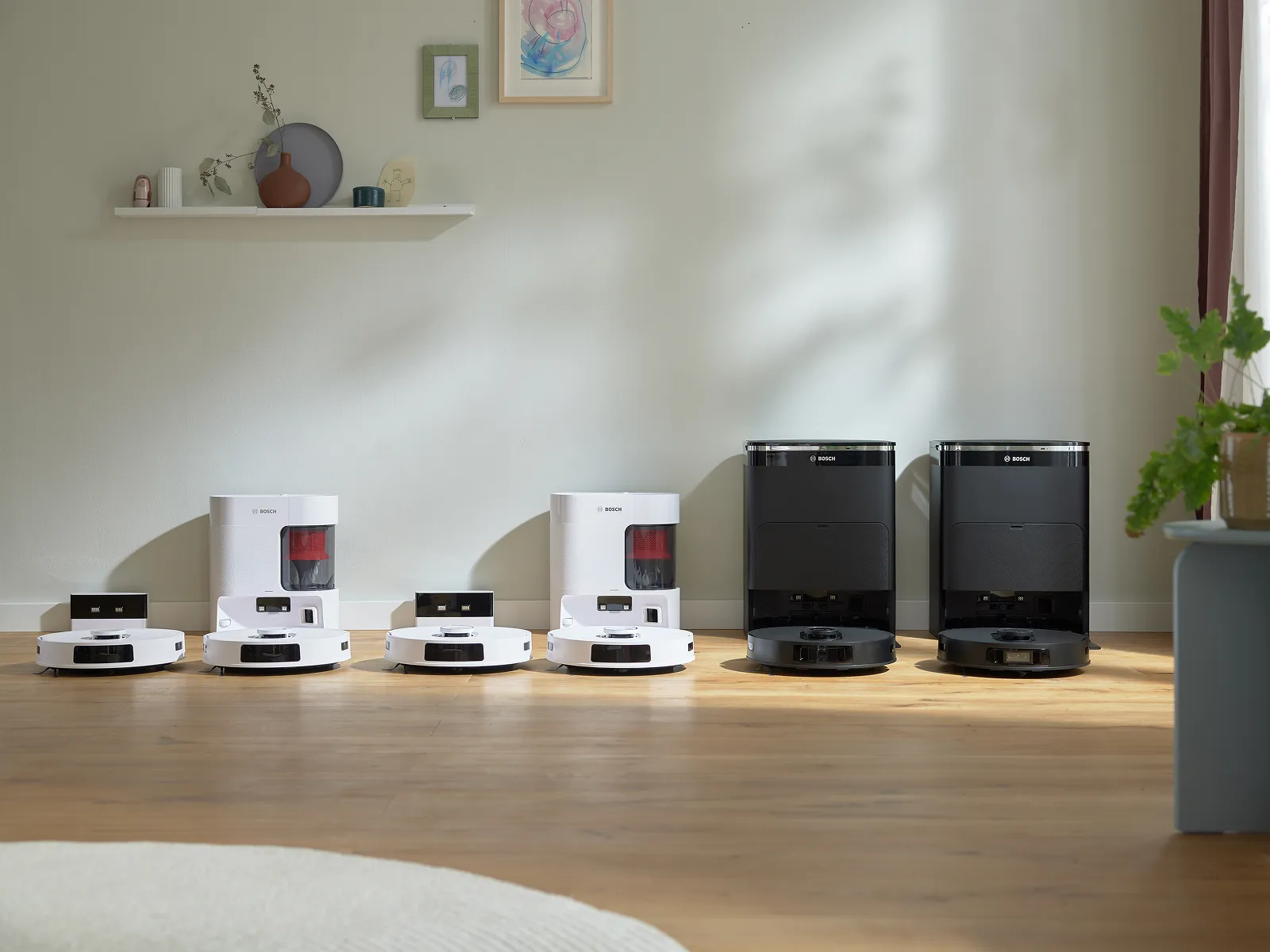 6 Spotless-modeller presenterade i ett rum som framhäver deras unika utseende och funktioner.