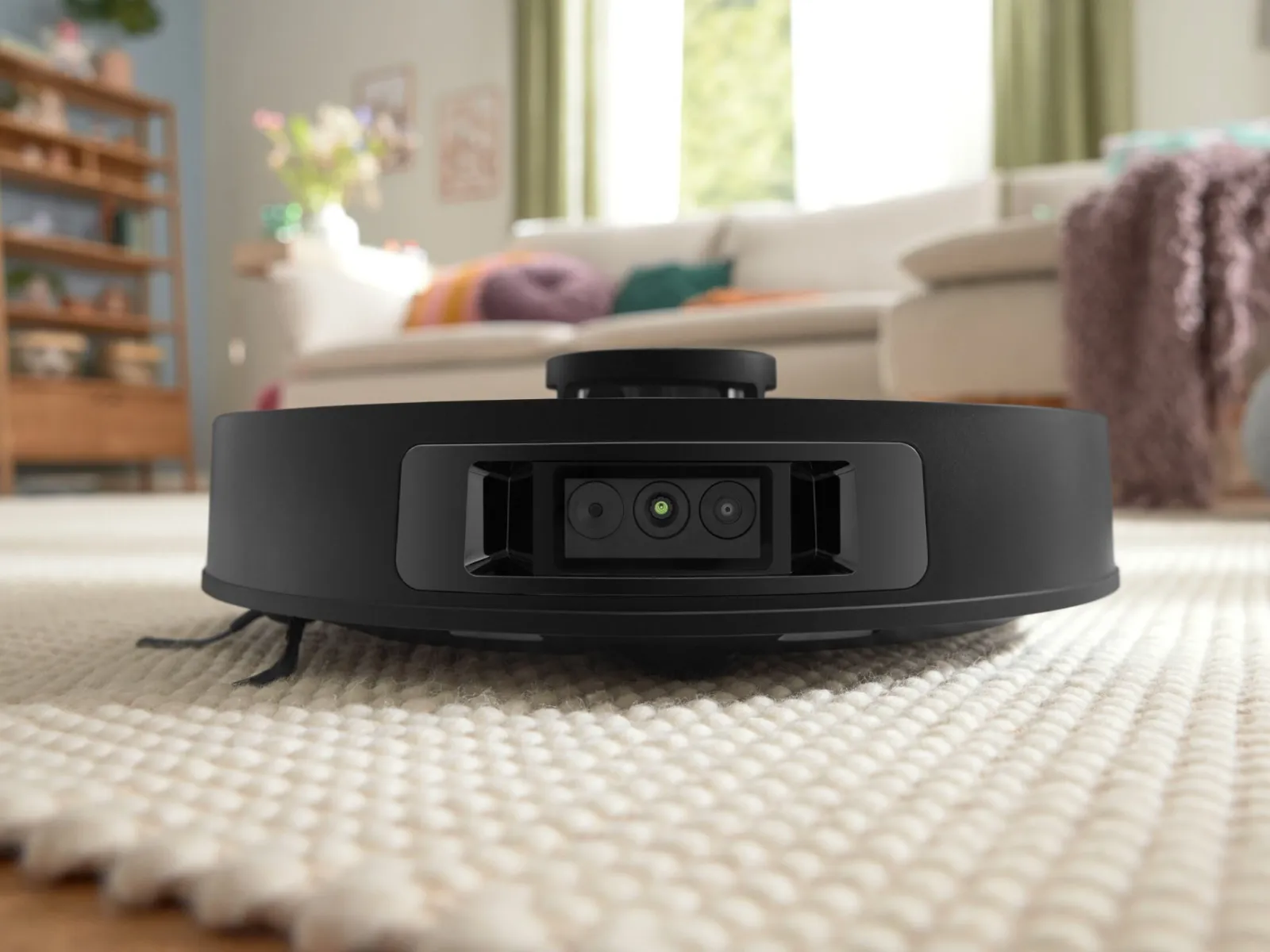 Bild av den svarta Spotless Max Cam i vardagsrummet.