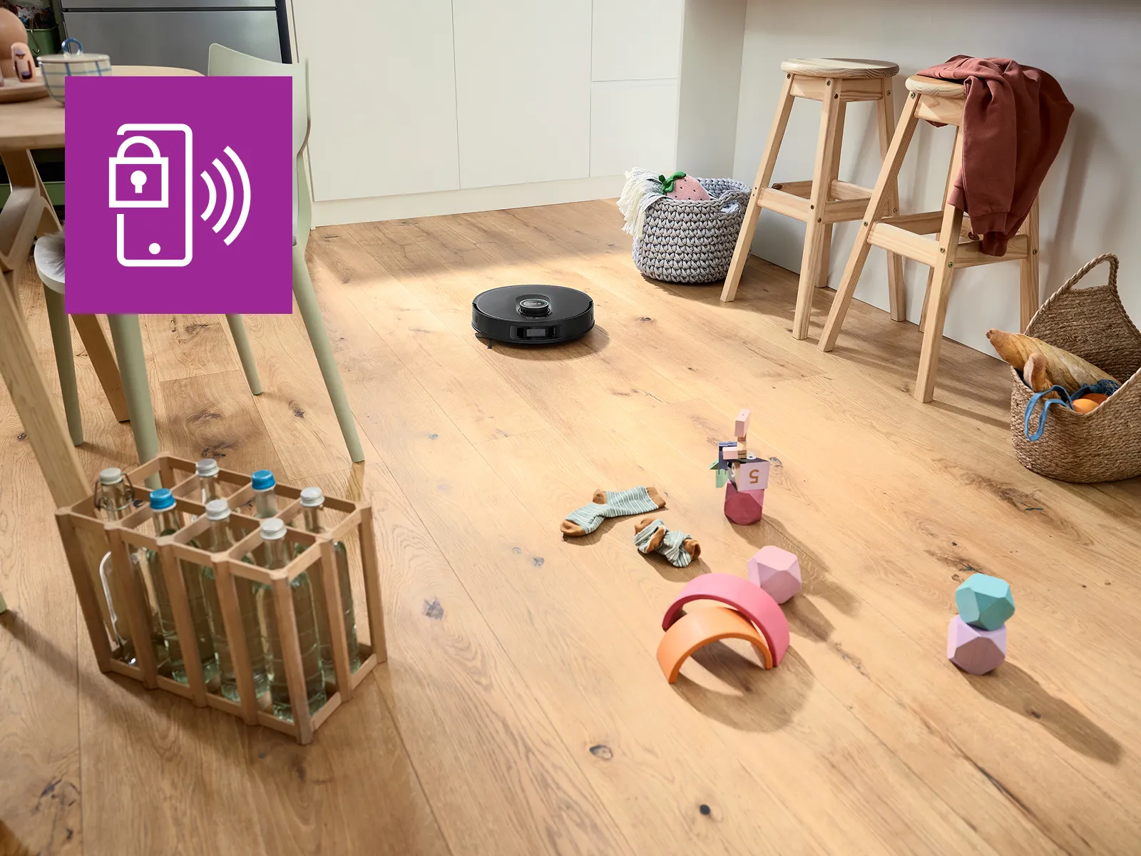 Spotless i ett rörigt rum på trägolv med ikon för Wi-Fi-anslutning med mobilen.