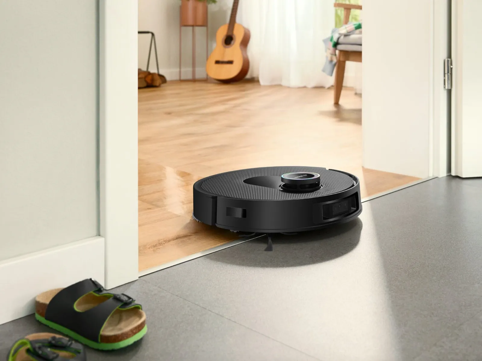 Fläckfria moppar trägolv i ett modernt vardagsrum.