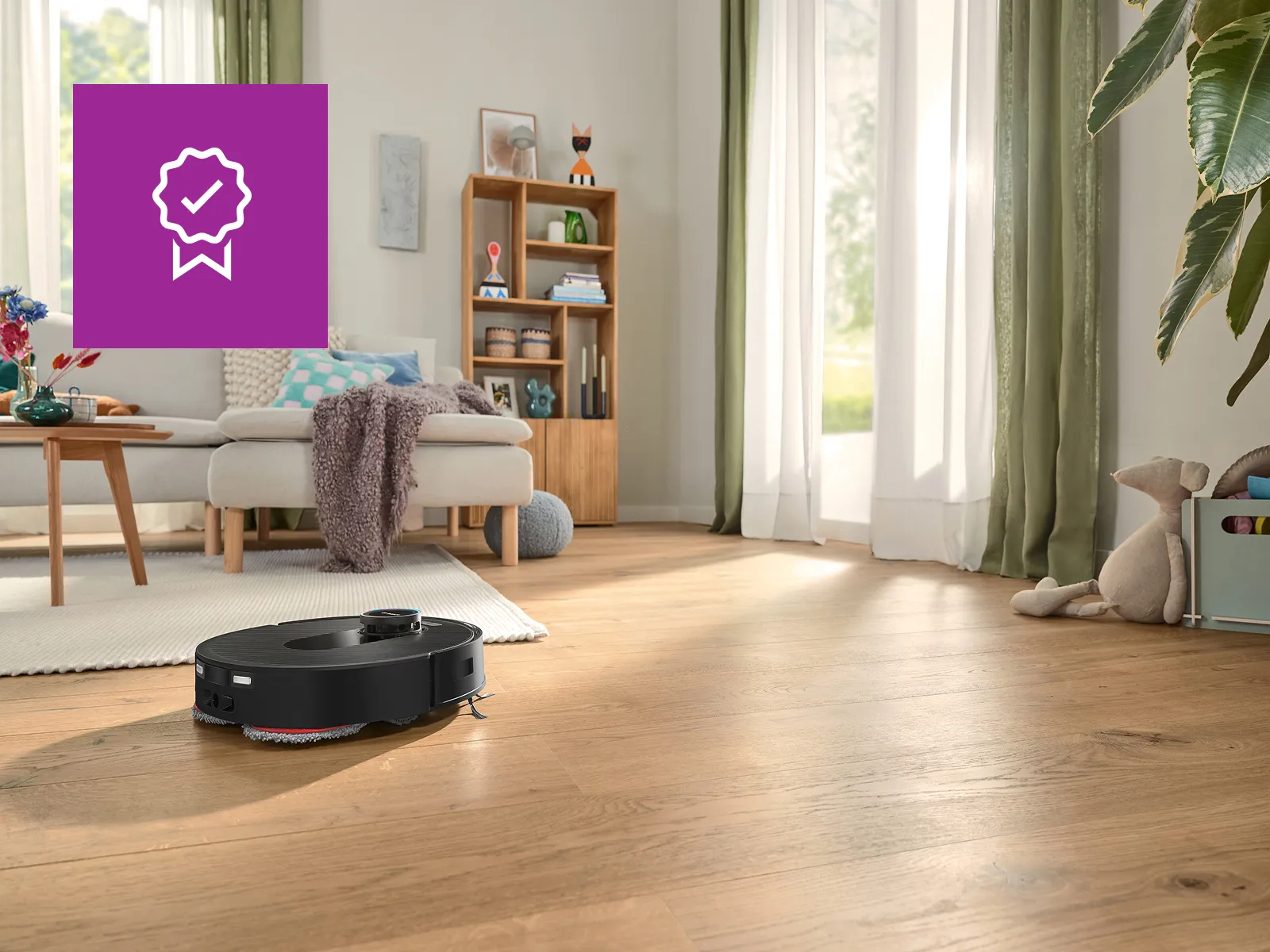 Spotless rör sig genom ett modernt vardagsrum på ett trägolv med ikon för Boschs säkerhetsstandarder.