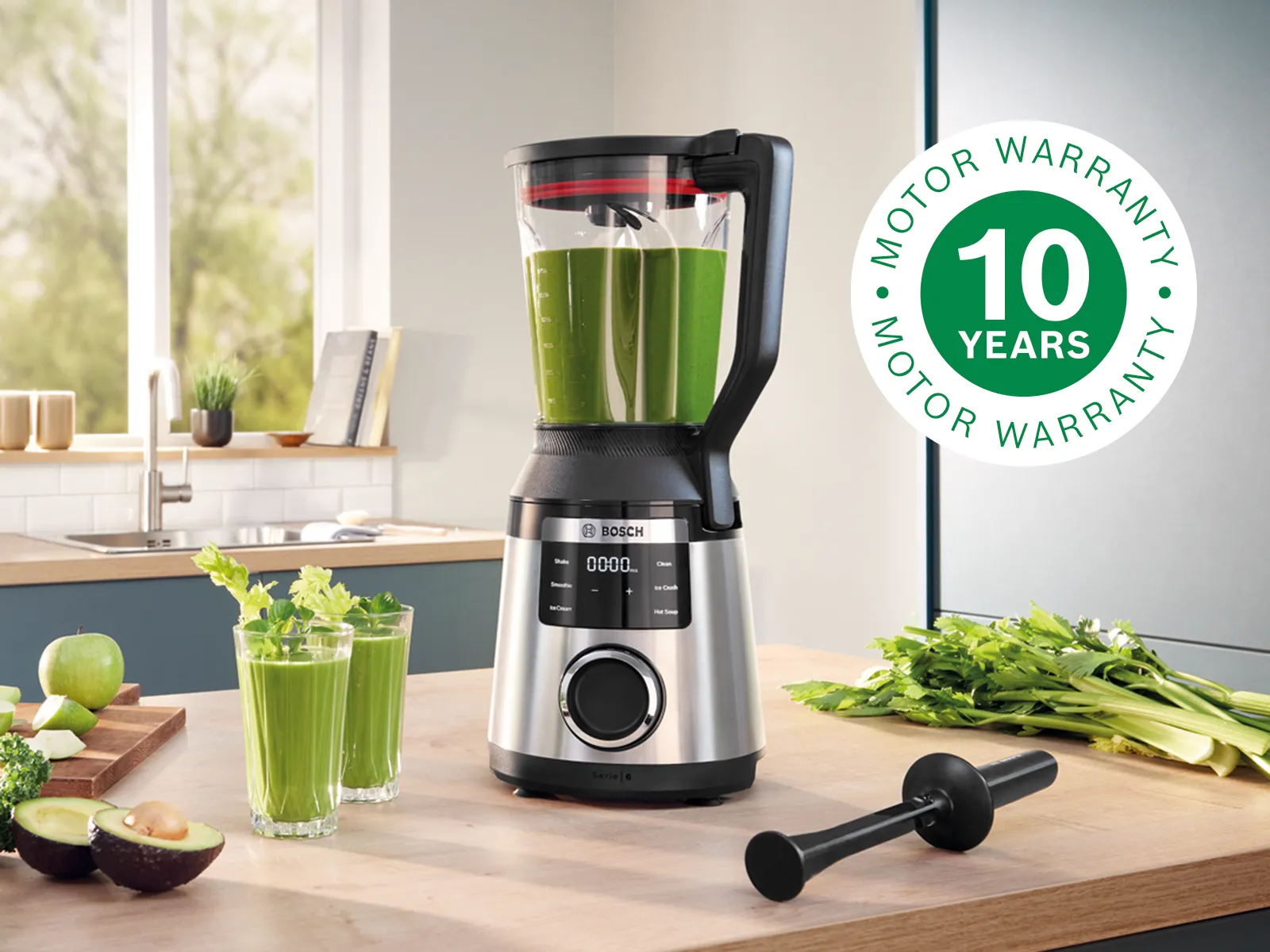Bosch VitaPower Series 6 -tehosekoitin keittiötasolla vihreää smoothieta sekoittamassa ja 10 vuoden moottoritakuu -merkki.