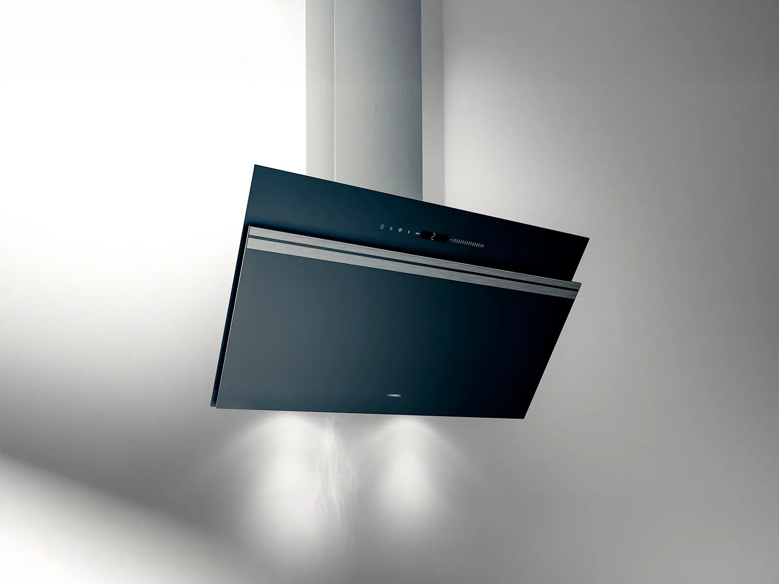 קולט אדים שחור ואלגנטי עם גימור מתכת, מותקן על הקיר, כולל לוח בקרה ותאורה עדינה