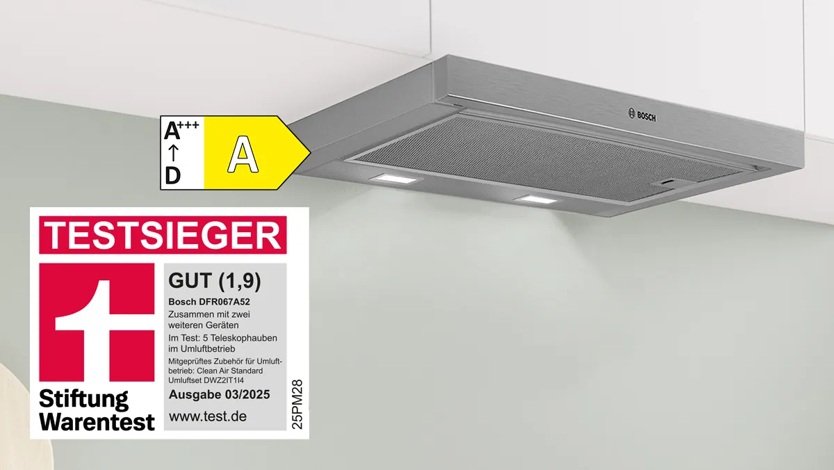 Edelstahl BOSCH Teleskophaube der Serie 4 unter einem Hängeschrank in einer Küche, ausgezeichnet von Stiftung Warentest.
