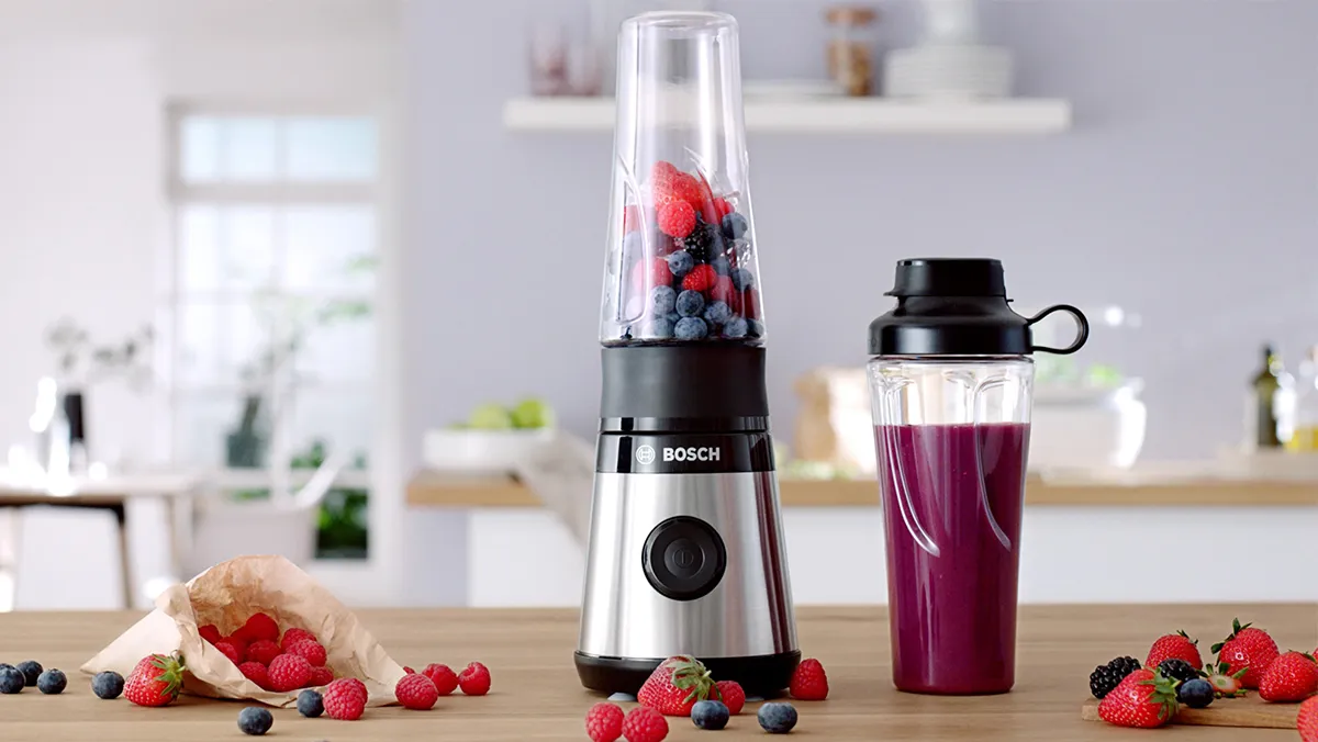 Different berries in Bosch kitchen tool blended and unblended