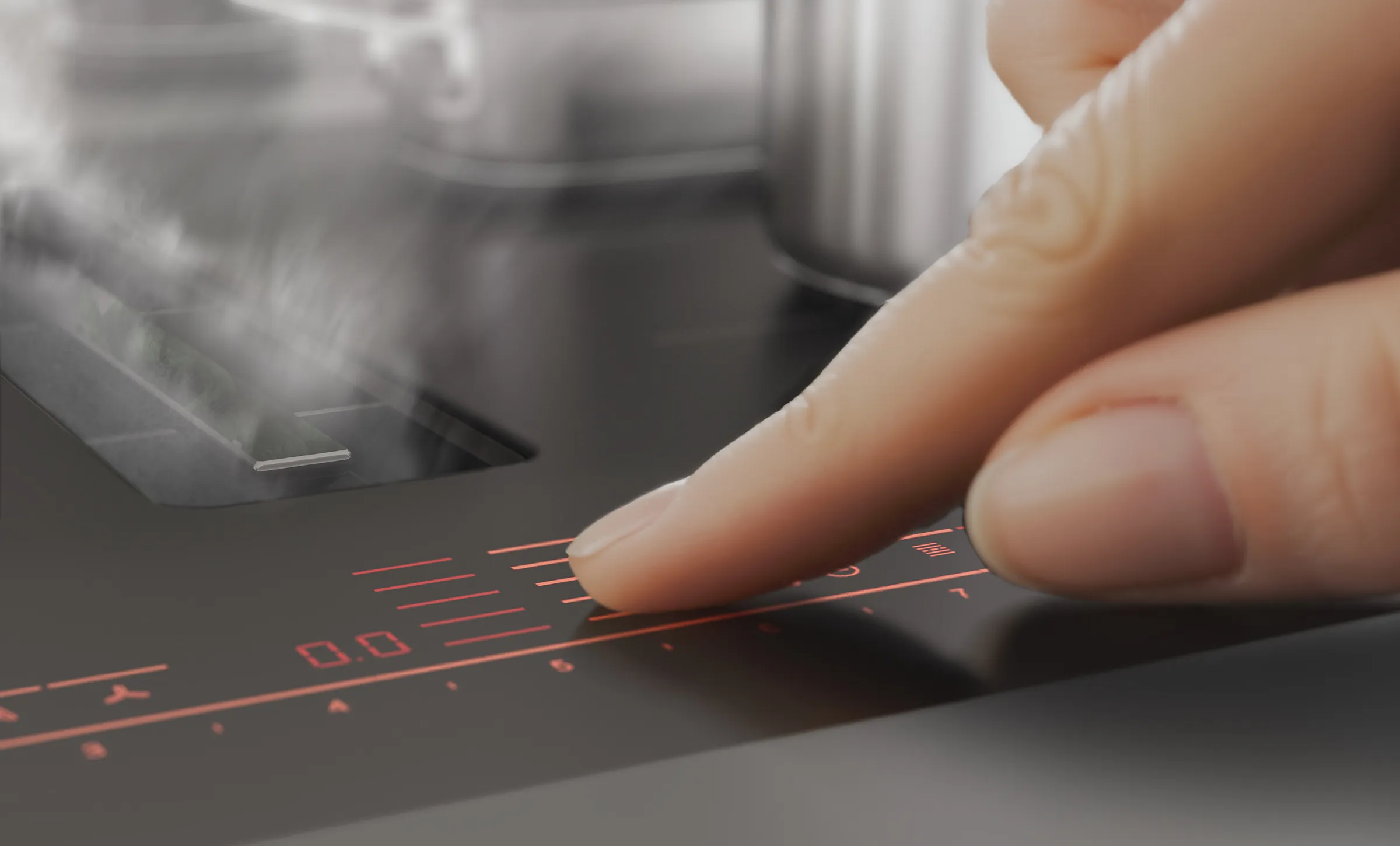 Bosch Kochfeld mit integriertem Dunstabzug. Ein Finger bedient das rot leuchtende Touch-Display auf der Oberfläche, im Hintergrund ein Topf und aufsteigender Dampf, der in den Dunstabzug gesaugt wird.