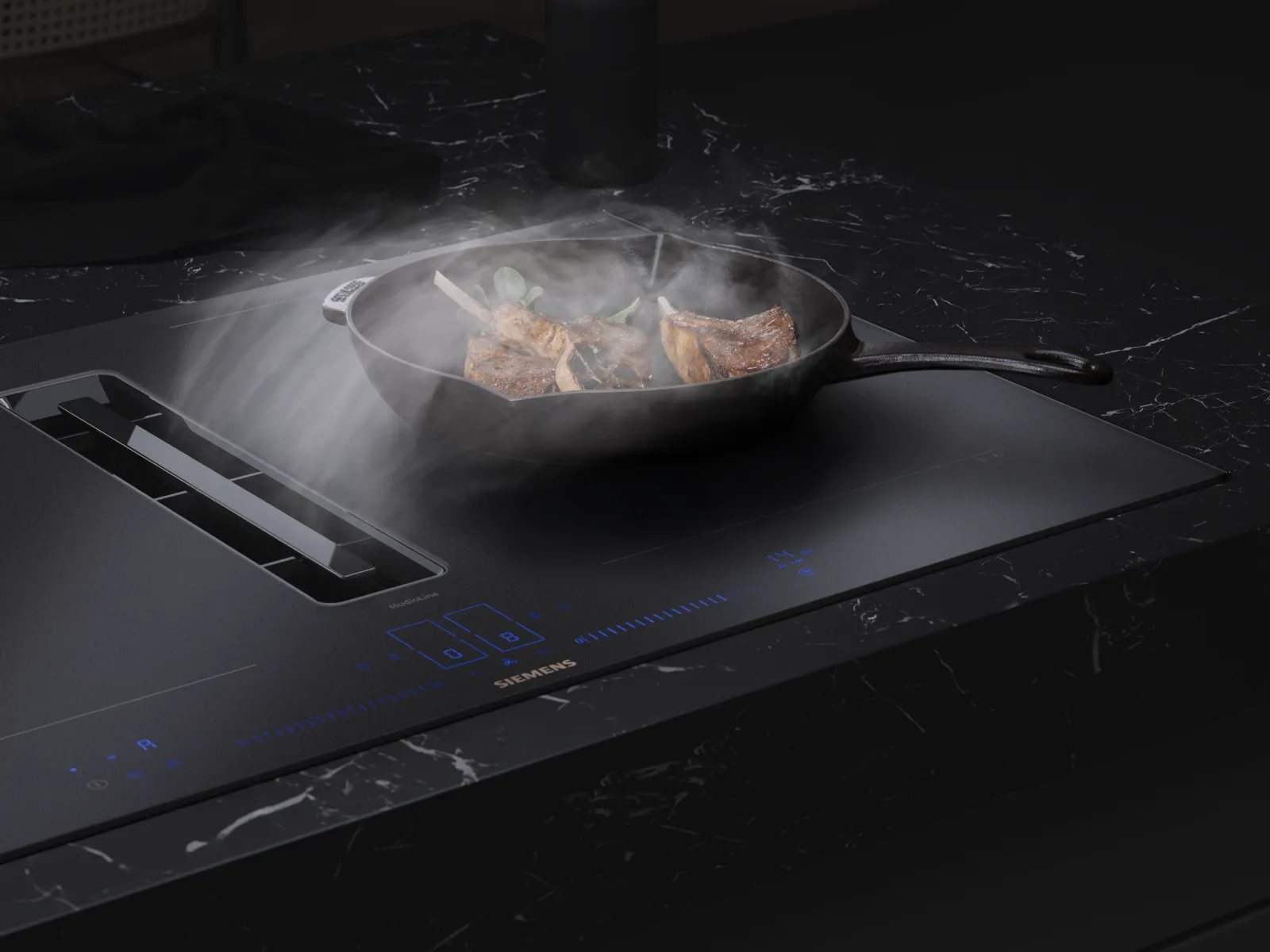 Ein Kochfeld mit integriertem Dunstabzug und matter Oberfläche, aus dem Rauch aufsteigt, während eine Pfanne Fleisch und Gemüse brät.