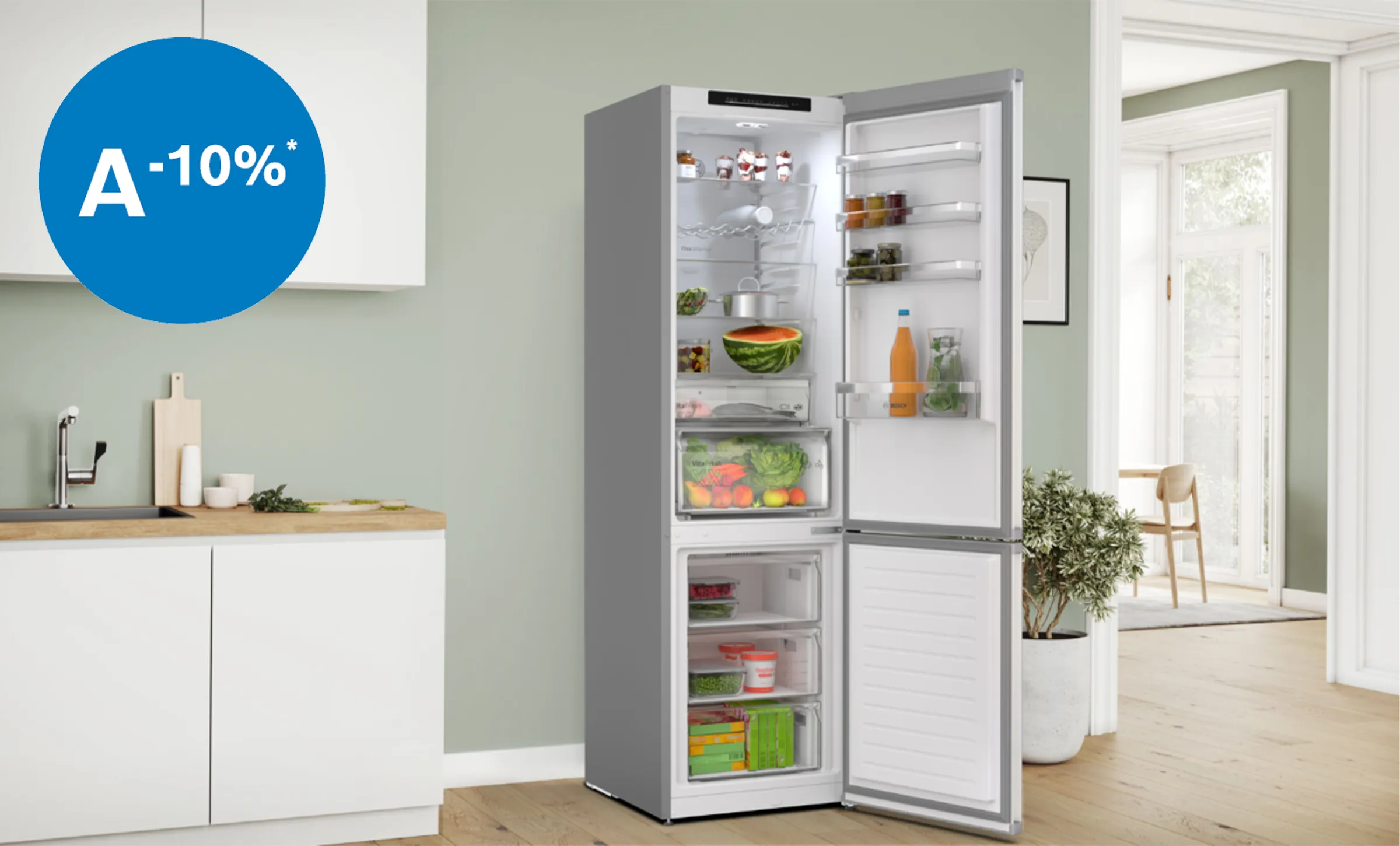 goed gevulde koelkast met open deur in keuken tegen groene muur