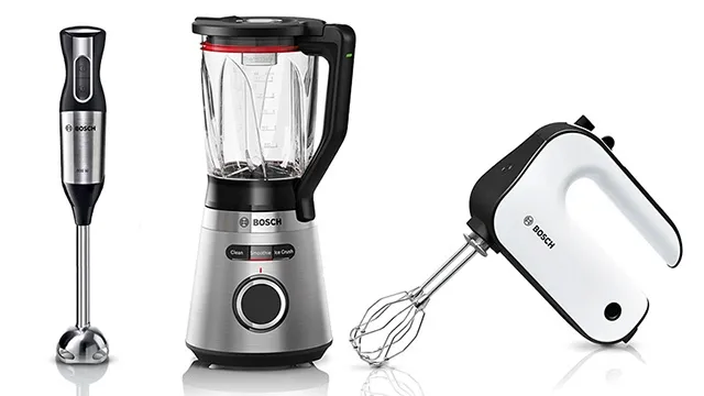 Drei Küchengeräte: ein schwarzer Stabmixer, ein silberner und Glas-Küchenmixer sowie ein weißer Handmixer.