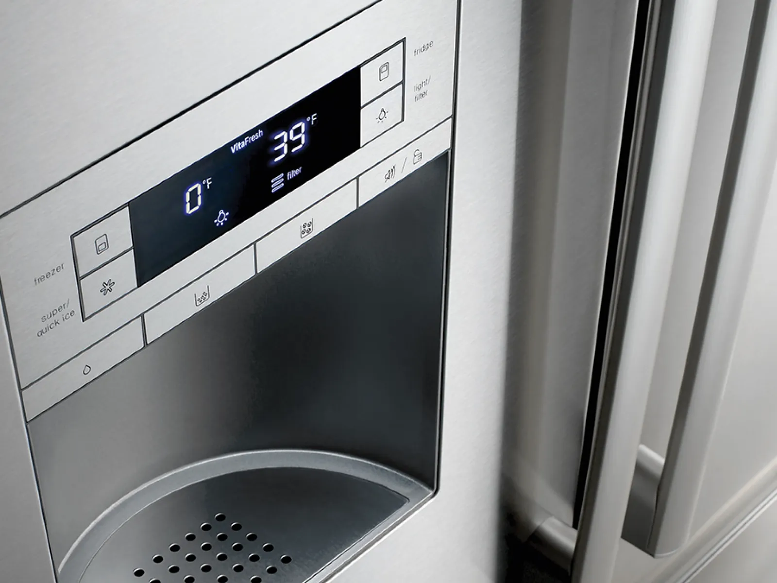 Nahaufnahme eines Kühlschrank-Bedienfelds aus Edelstahl, auf dem Temperaturen und Einstellungen für Kühl- und Gefrierfach angezeigt werden.