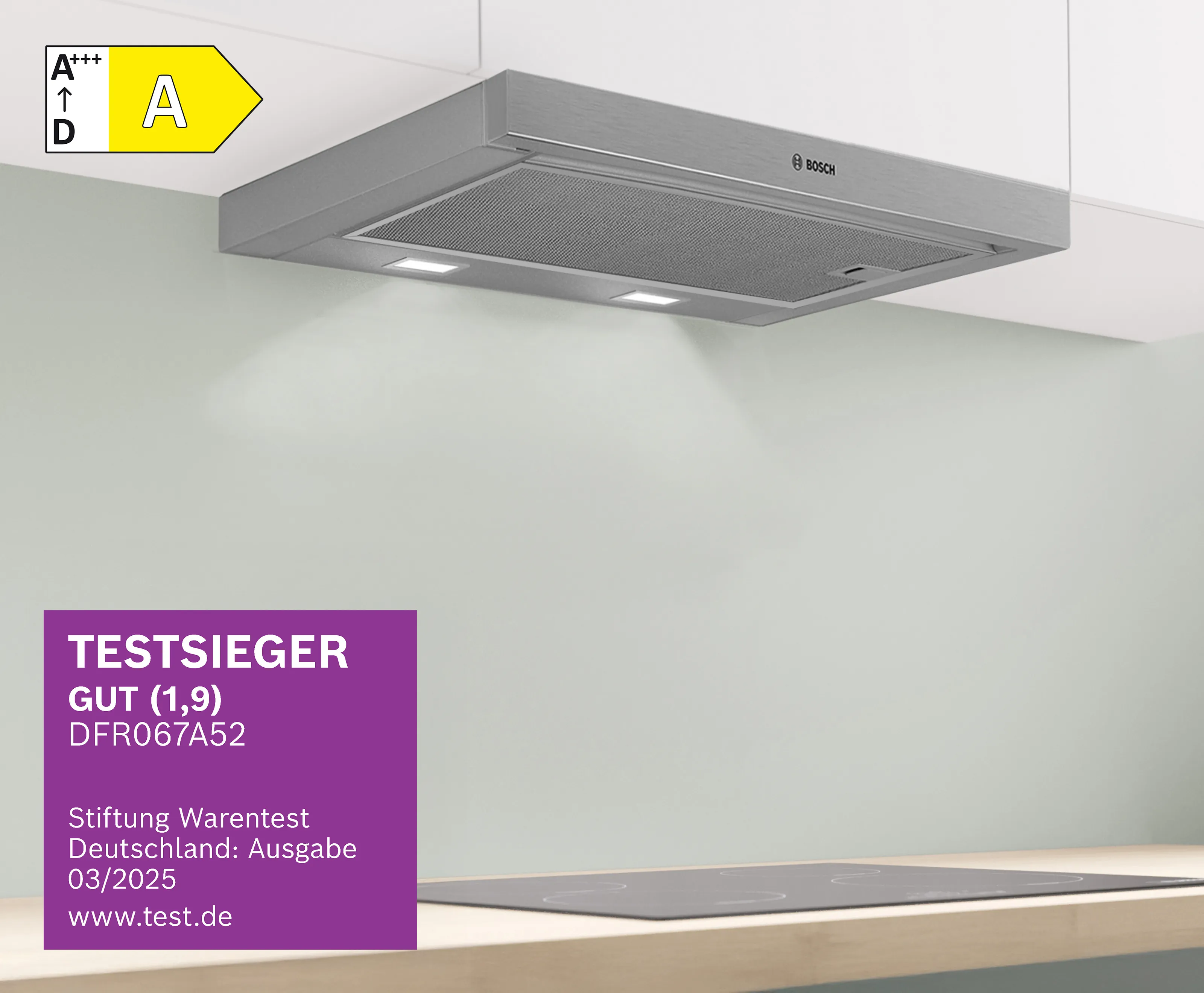 Eine Bosch-Dunstabzugshaube mit einem Energieeffizienzlabel A, gekennzeichnet als "TESTSIEGER" und bewertet mit "GUT (1,9)" von der Stiftung Warentest.
