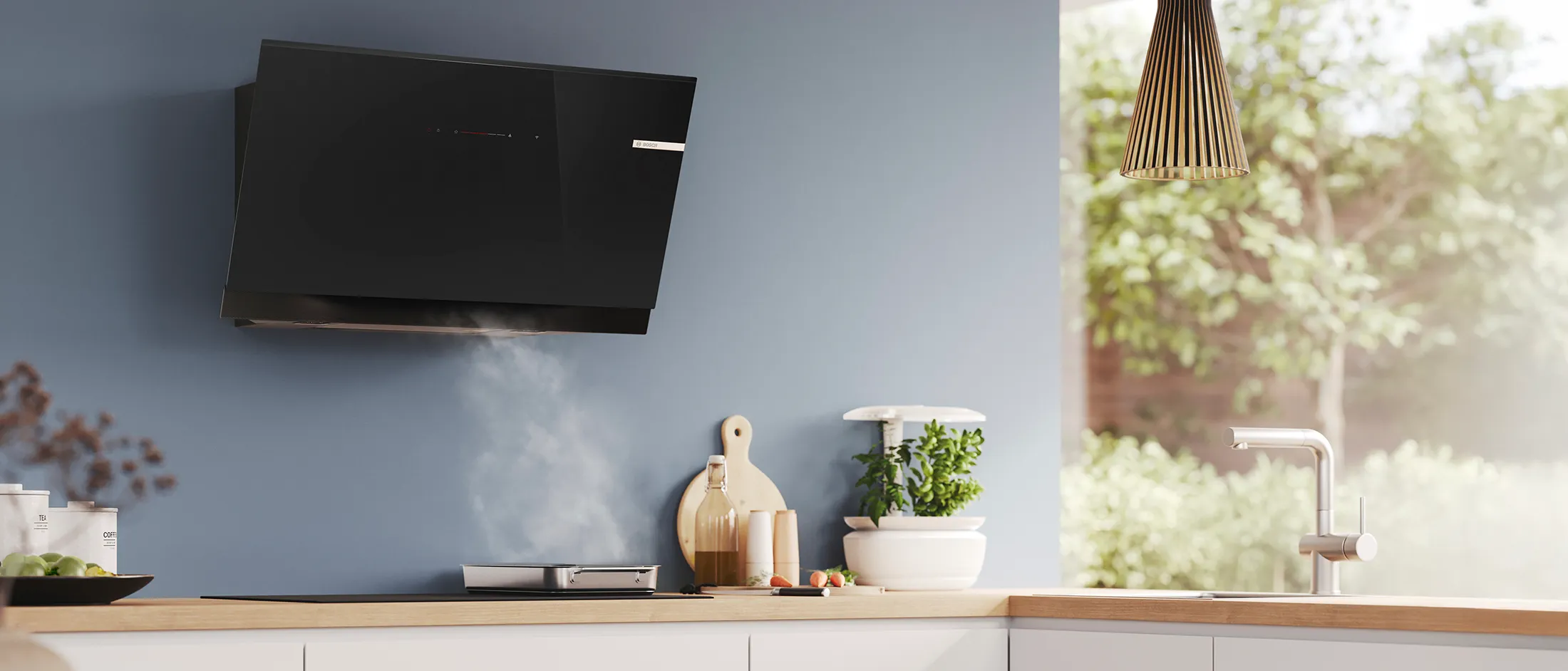 Uma cozinha moderna com um exaustor preto elegante, vapor a subir de uma panela e uma bancada de madeira.
