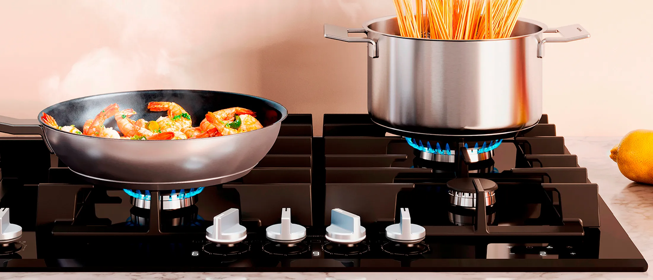 Um fogão de cozinha com uma frigideira de vegetais coloridos e uma panela com espaguete a cozinhar, ao lado de camarões frescos.