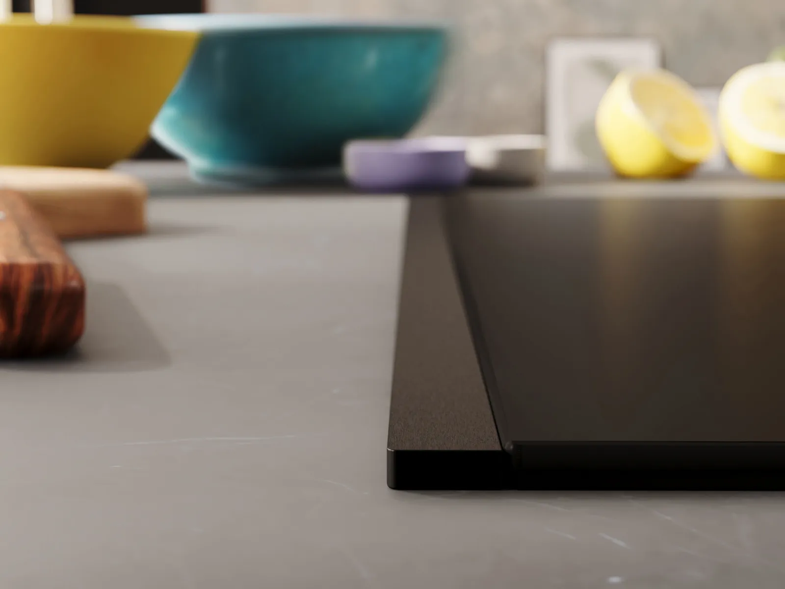 Detailansicht eines NEFF Induktionskochfelds mit Flex Design Seitenleisten in Deep Black, eingebaut in eine dunkle Küche
