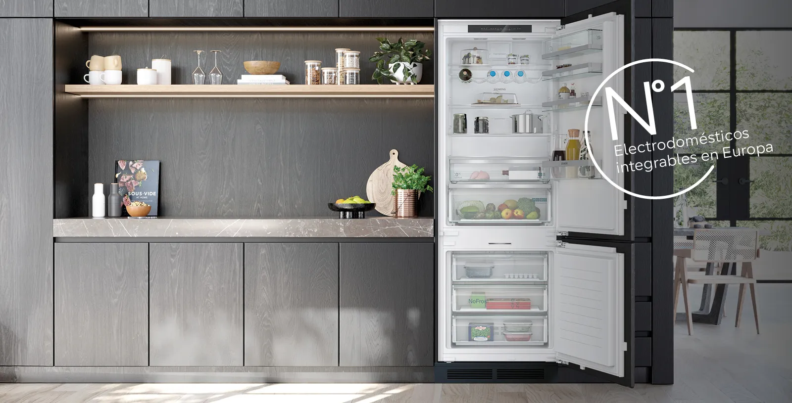 Frigorífico integrado en una cocina. Un visual indica que Siemens pertenece a la empresa número uno en ventas de electrodomésticos integrables en Europa según Euromonitor International Limited.