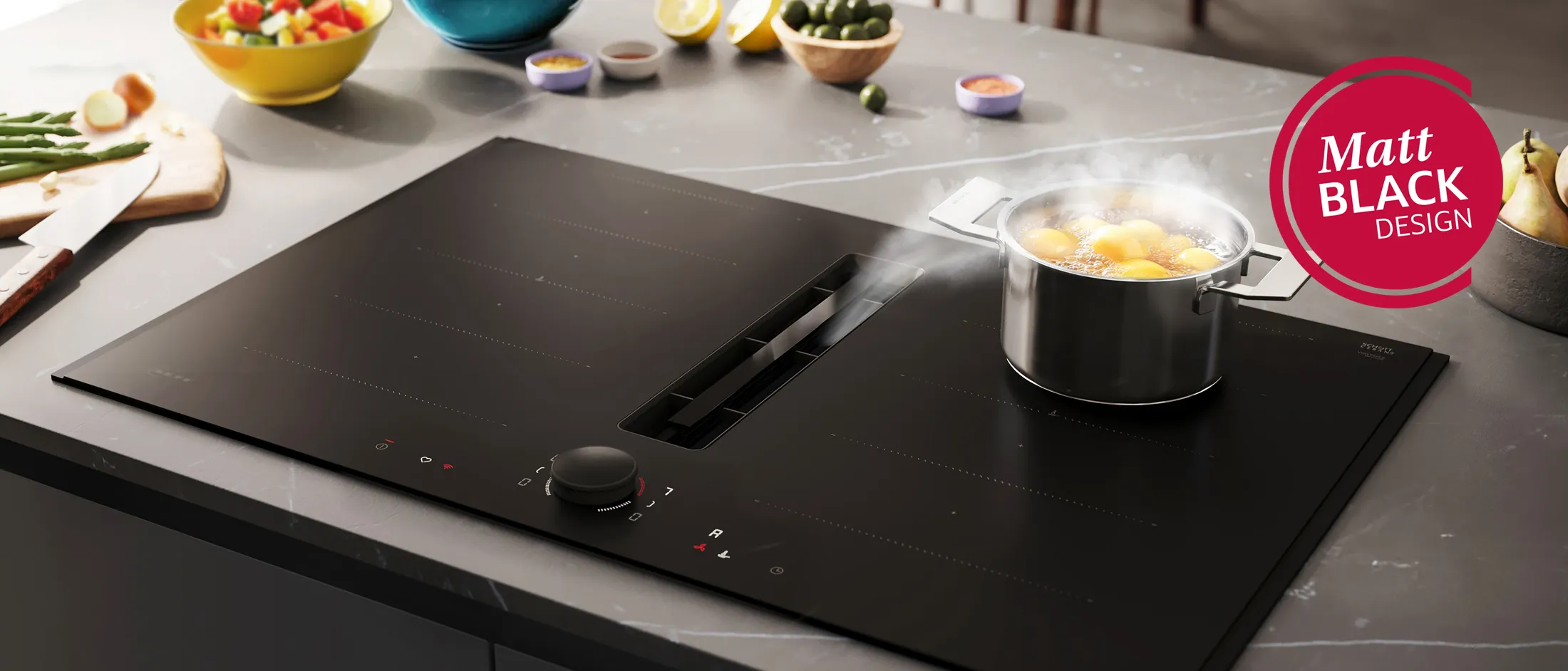 Hand, die das Twist Pad Flex auf dem Dunstabzugskochefeld dreht.