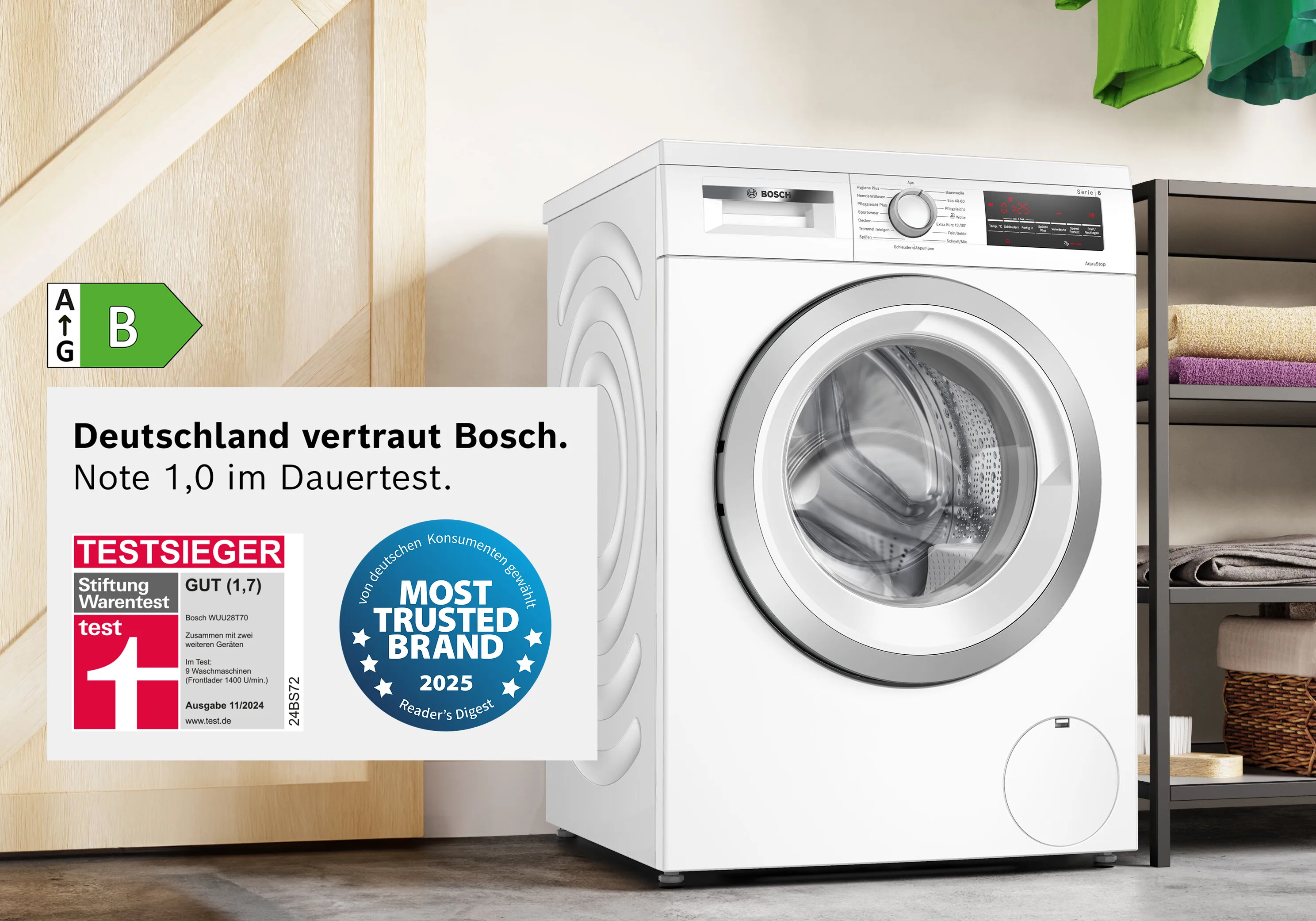 Waschmaschine umgeben von Handtüchern und Ablagen.