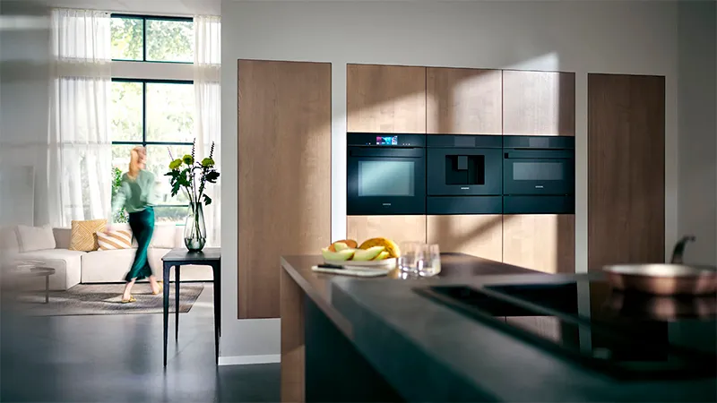 Cuisine moderne et lumineuse, avec une table à manger au premier plan