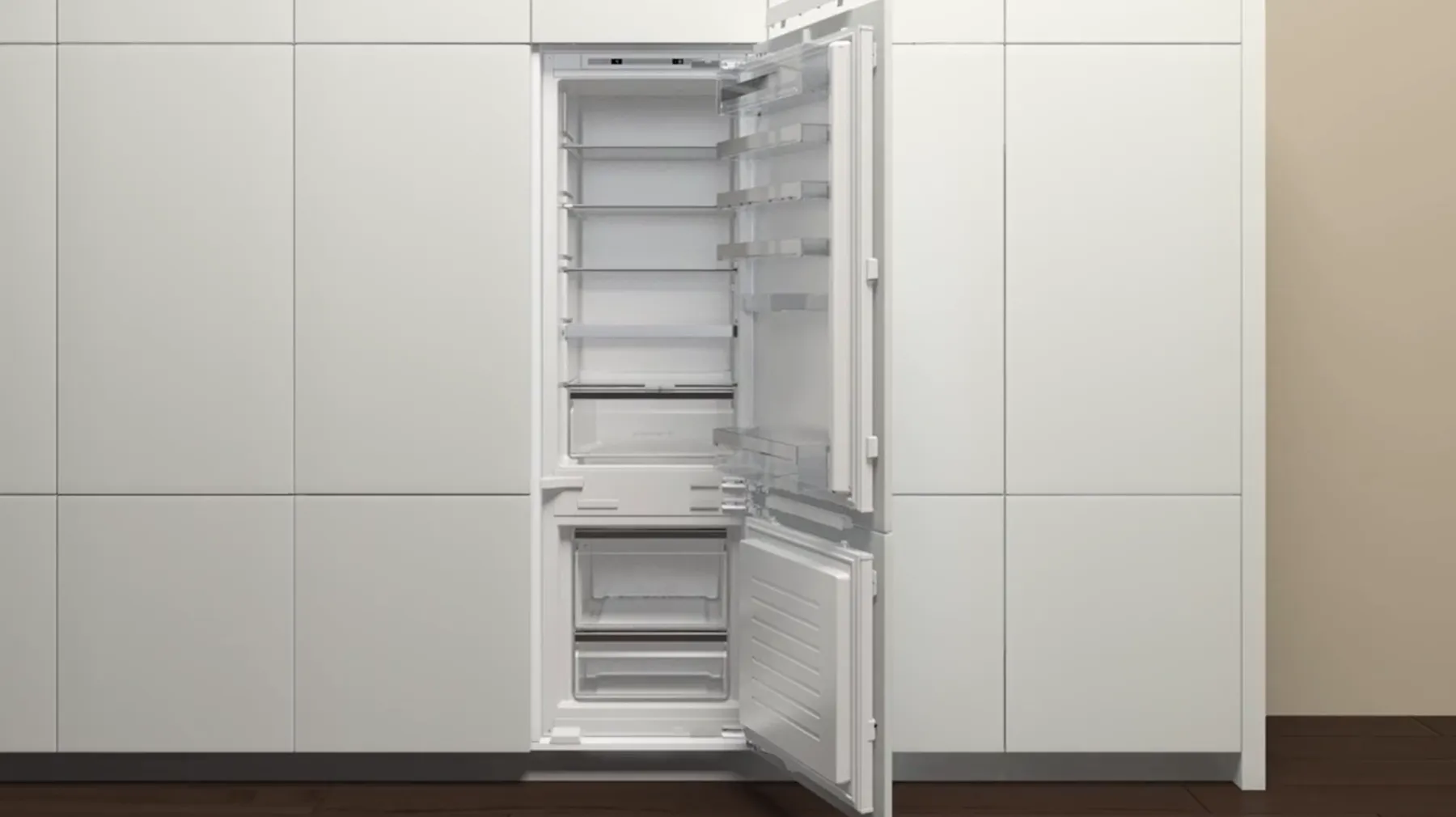Geöffneter NEFF Einbaukühlschrank in moderner Küche mit leerem Innenraum; Tür ist weit geöffnet, Einbausituation und Innenstruktur gut erkennbar.