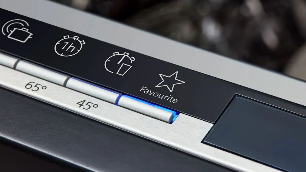 Primo piano di pulsanti con icone di timer, cestino e stella con scritta 'Favourite' su dispositivo elettronico