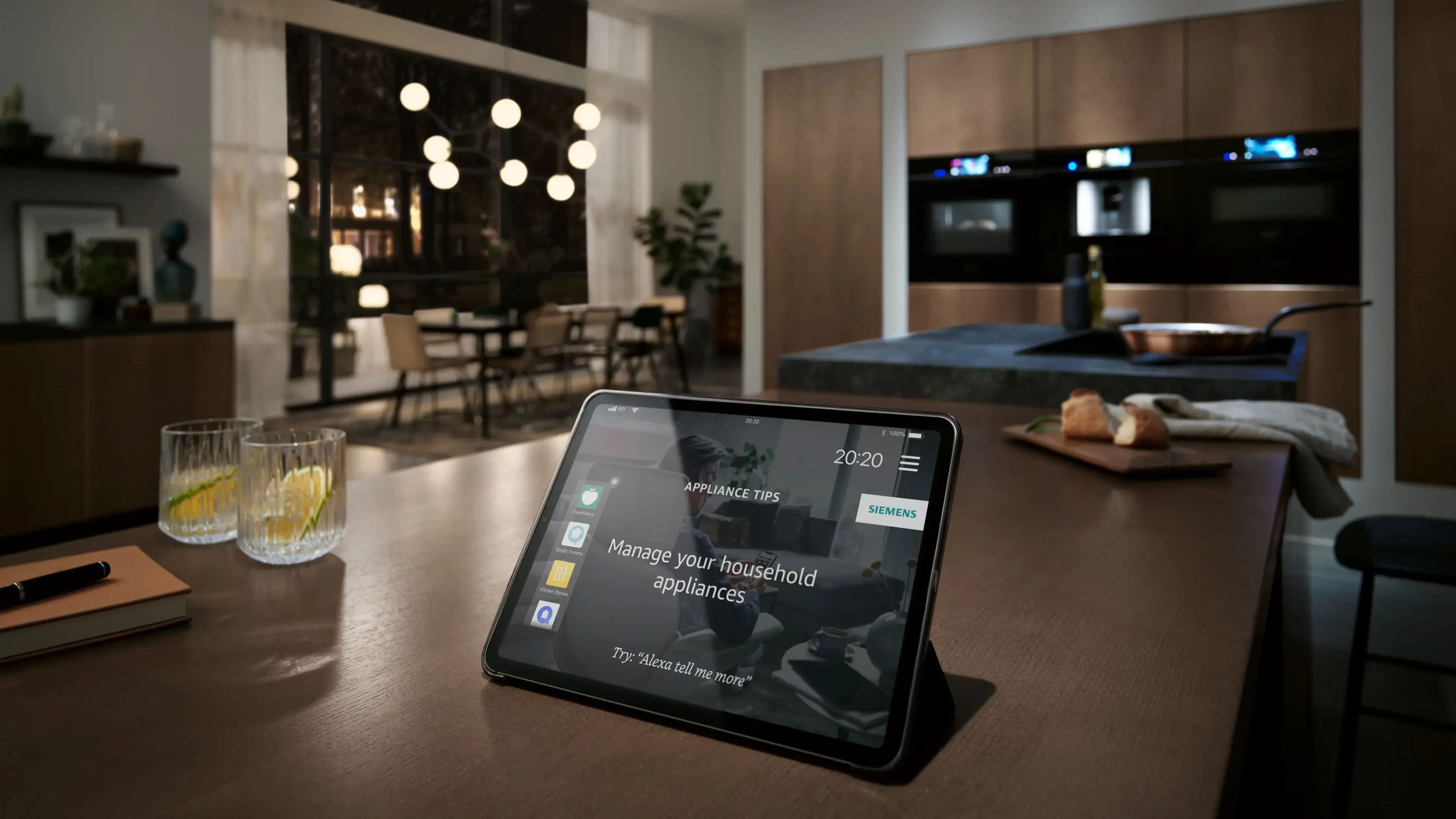 Tablet su un piano di lavoro in cucina con interfaccia per la gestione degli elettrodomestici domestici