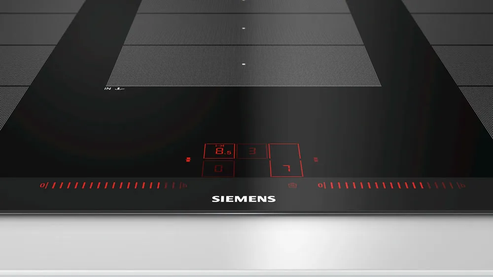 Piano cottura a induzione Siemens con comandi touch e display digitale rosso su superficie nera.