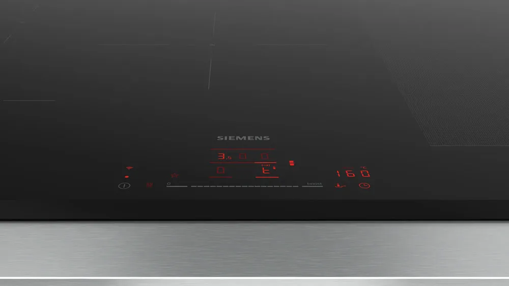 Piano cottura a induzione Siemens con display digitale rosso e superficie nera lucida.