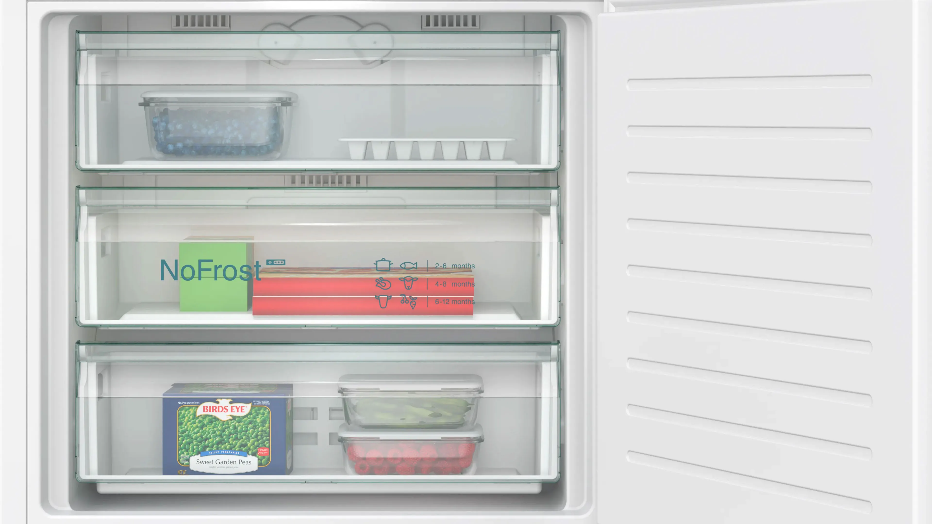 Interno di congelatore con ripiani trasparenti contenenti alimenti confezionati e scritta 'NoFrost' su etichetta verde