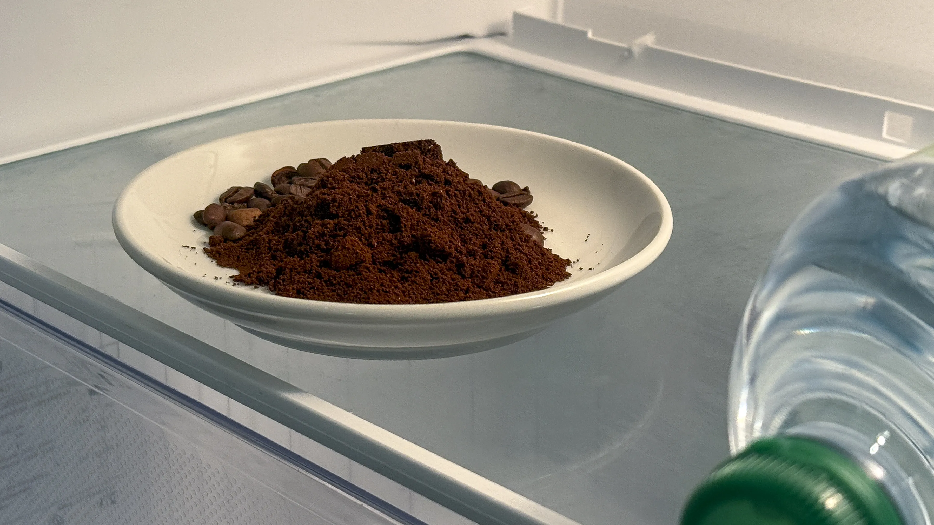 Kaffeepulver gemahlen und Kaffeebohnen innerhalb eines Kühlschranks.