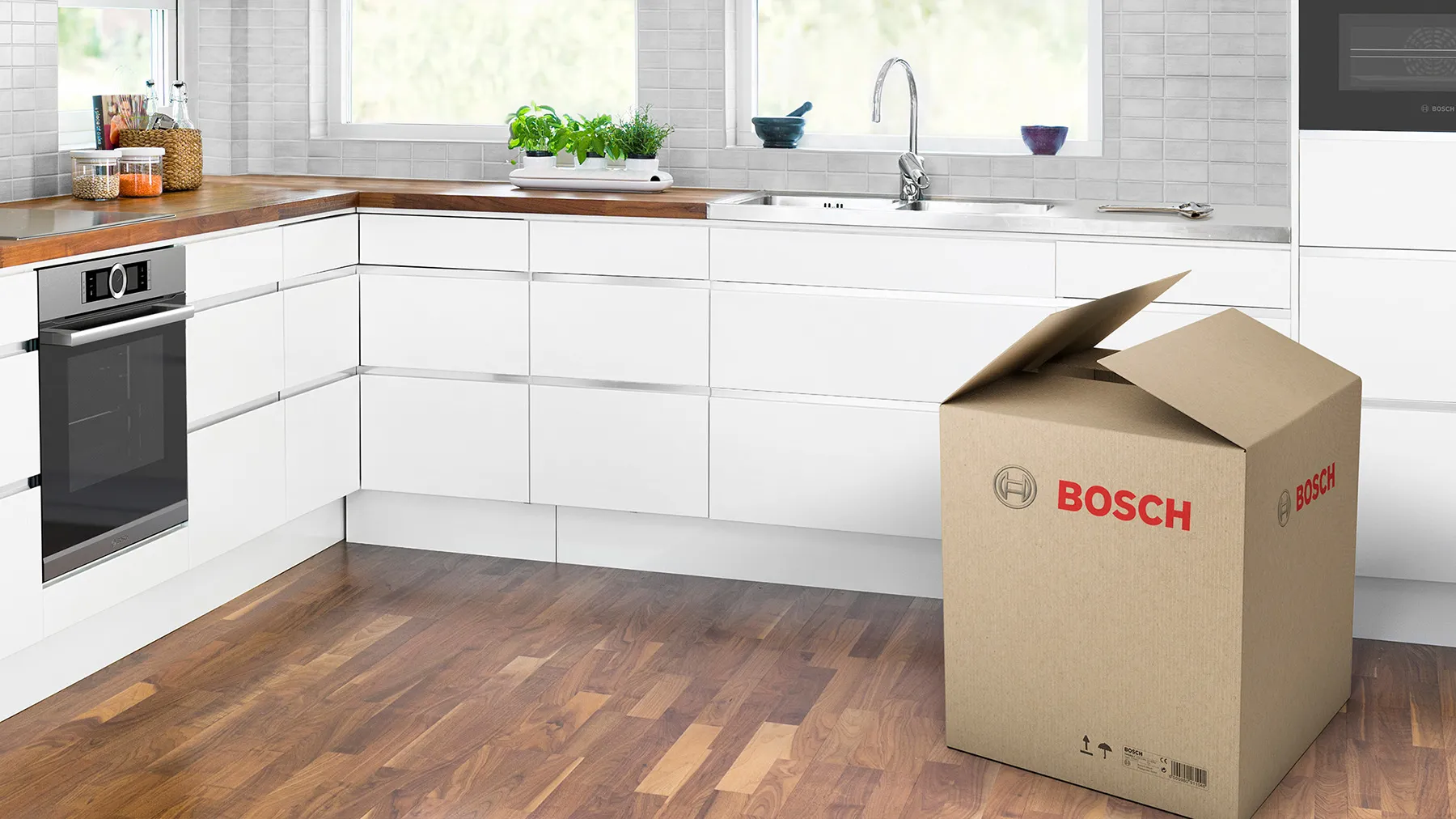 En öppen Bosch-kartong i ett modernt vitt kök.