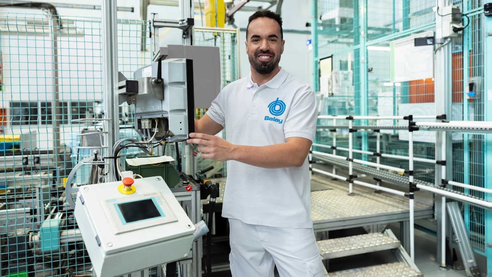 Plano de empleando apoyándose en maquina de fábrica 
