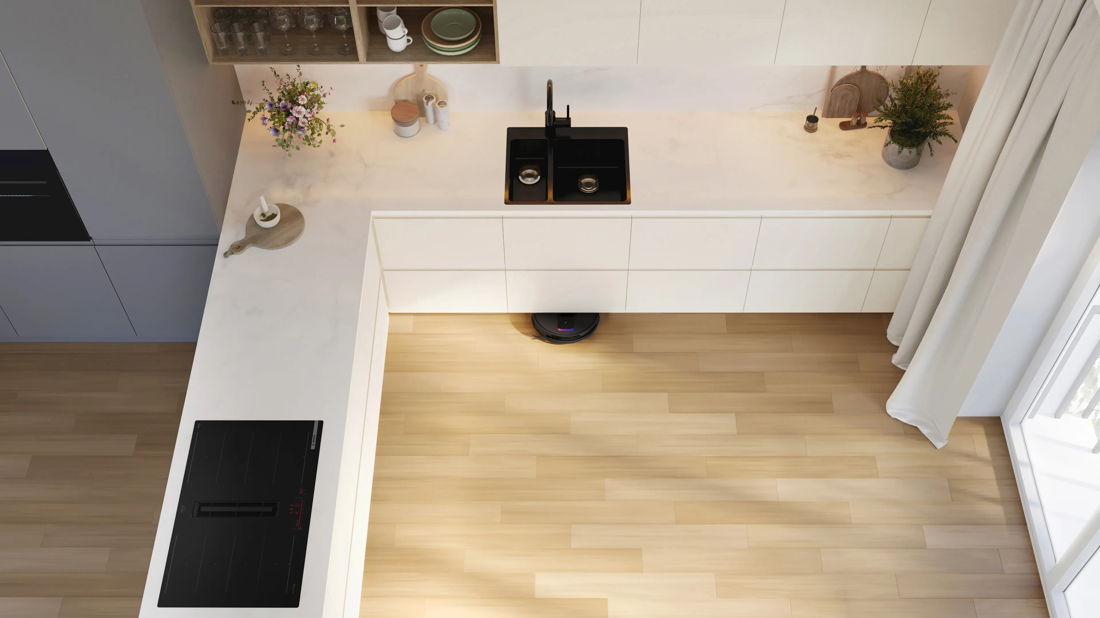 Robot aspirapolvere che pulisce il pavimento in legno vicino a un tappeto di colore chiaro in una stanza luminosa con grandi finestre.