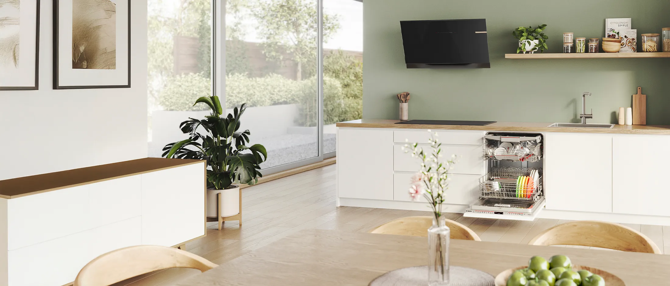 Moderna kuhinja s otvorenim perilicom suđa punom čistog posuđa.