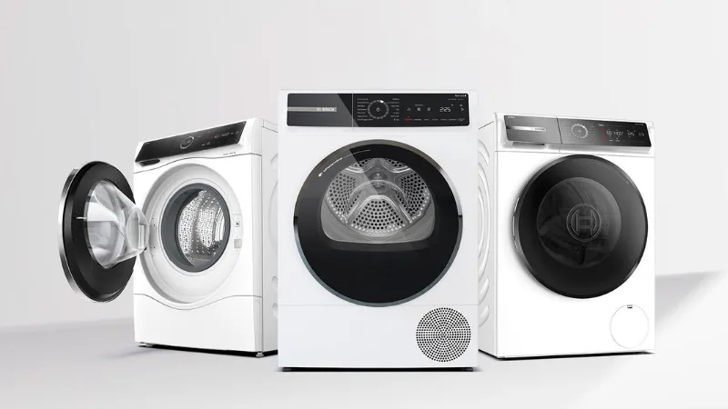 Drei weiße Waschegerate: eine Frontlader-Waschmaschine links, ein Warmepumpentrockner in der Mitte und ein Ablufttrockner rechts.