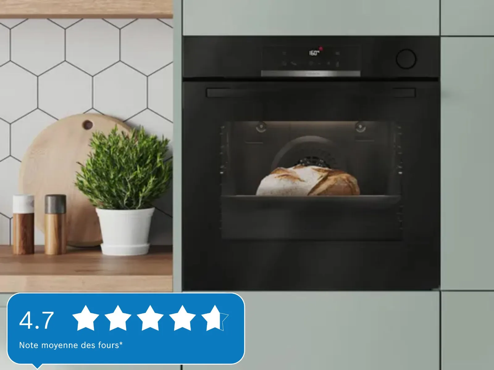 Cuisine moderne avec four noir, comptoir en bois et plante en pot.