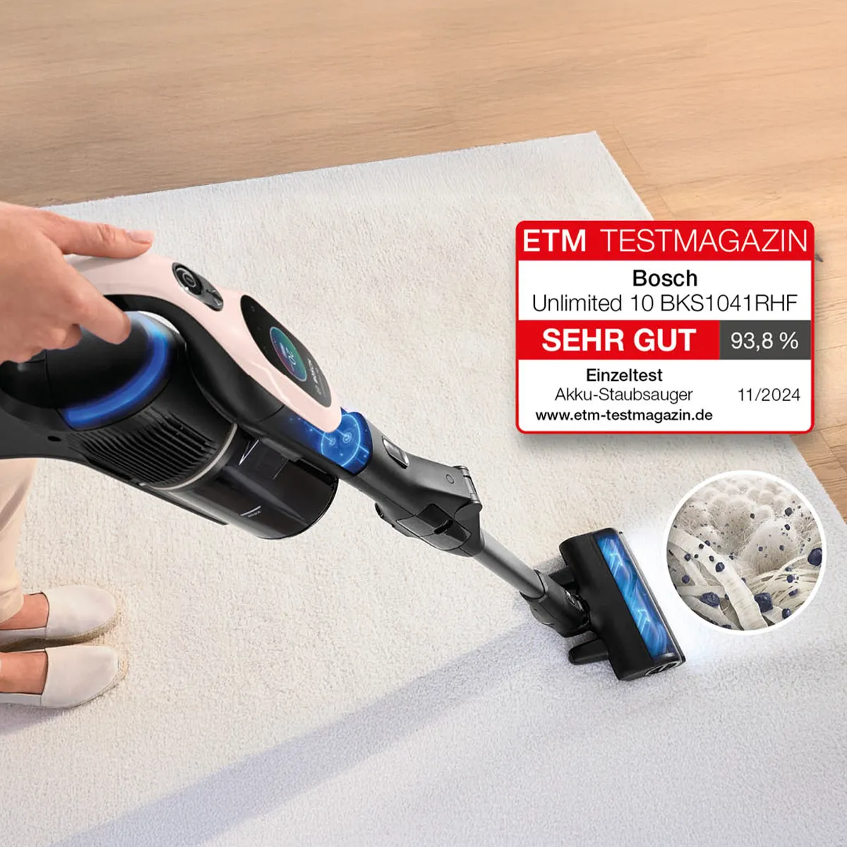 Eine Person verwendet einen Bosch Unlimited 10 kabellosen Staubsauger auf einem Teppich, der seine Leistung und die Bewertung von 93,8 % im ETM TESTMAGAZIN zeigt.