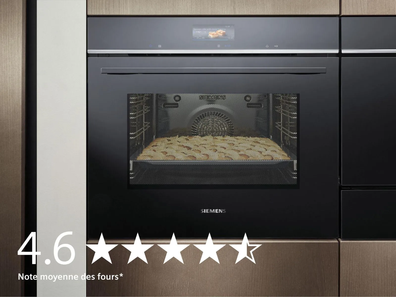 Un four Siemens avec une vue d'une plaque de cuisson remplie de biscuits, avec une note de 4,6 étoiles affichée ci-dessous.