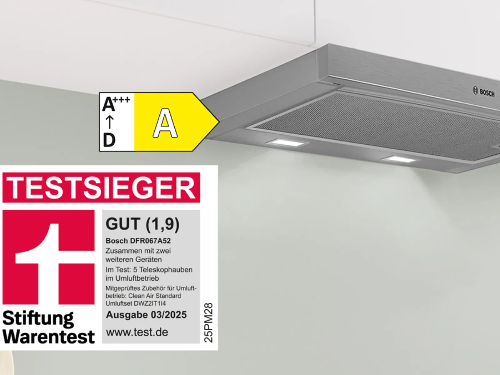 Edelstahl BOSCH Teleskophaube der Serie 4 unter einem Hängeschrank in einer Küche, ausgezeichnet von Stiftung Warentest.