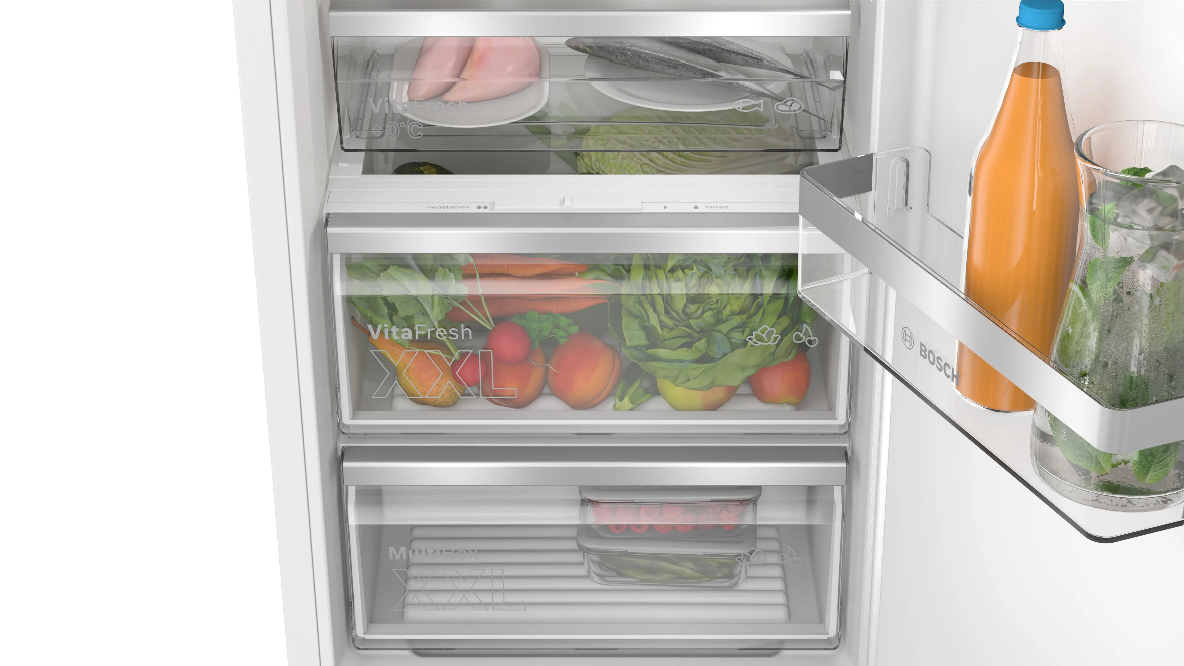 Un frigorifero ben organizzato, pieno di alimenti freschi, bevande e condimenti in contenitori.