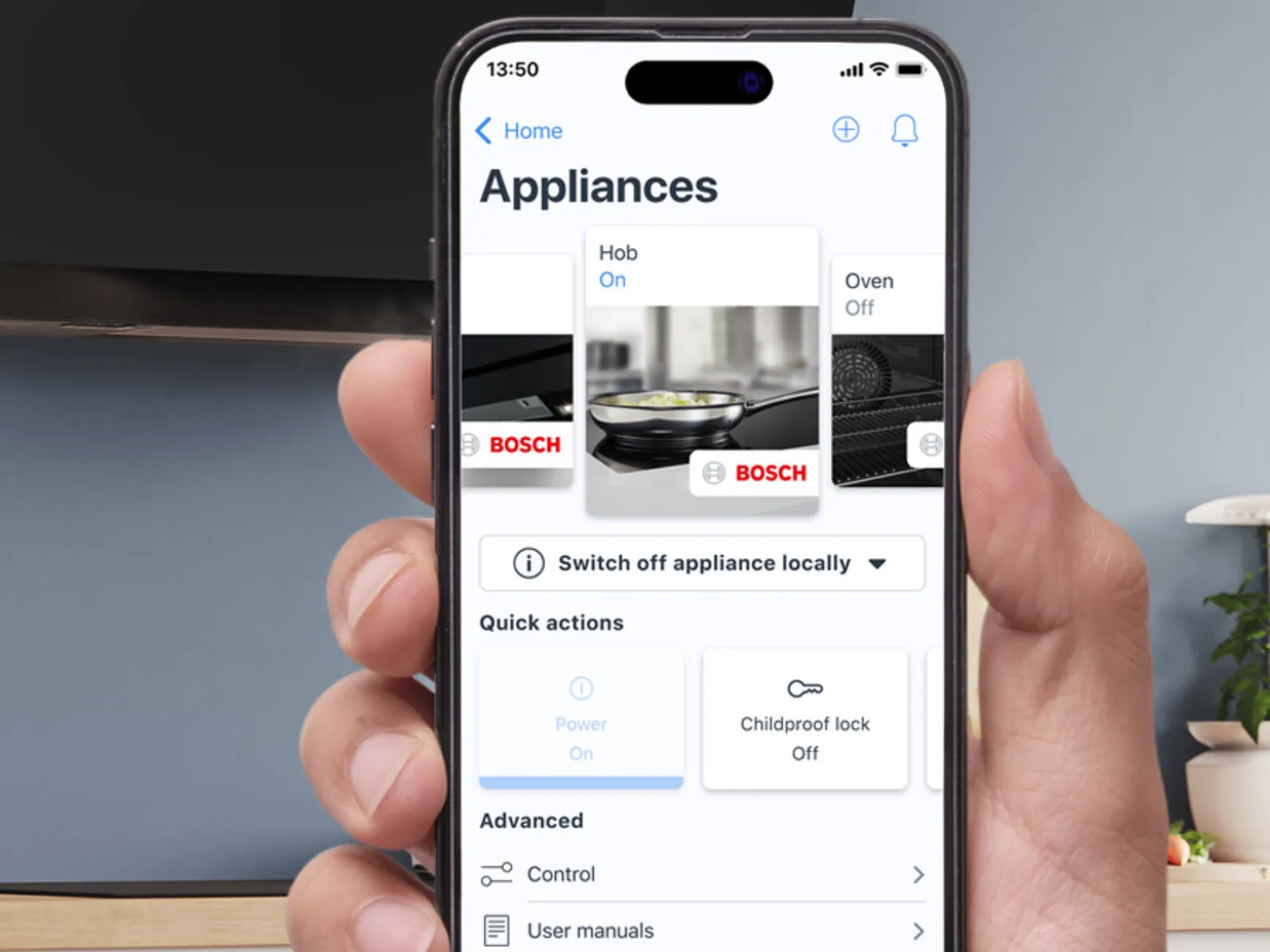 Eine Hand hält ein Smartphone, das die Bosch Hausgeräte-App zeigt, mit Optionen zur Steuerung der Kochfeld- und Ofeneinstellungen.