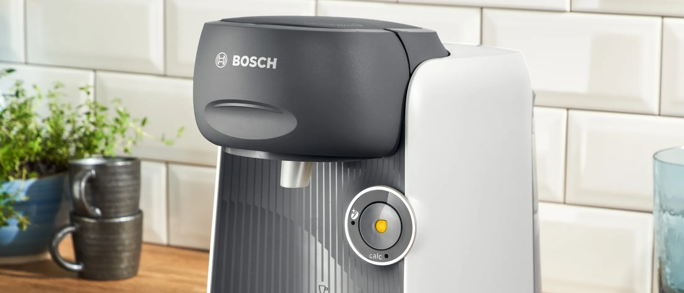 Verschiedene Farben der TASSIMO FINESSE Kaffee Maschine auf einer Küchenarbeitsplatte.
