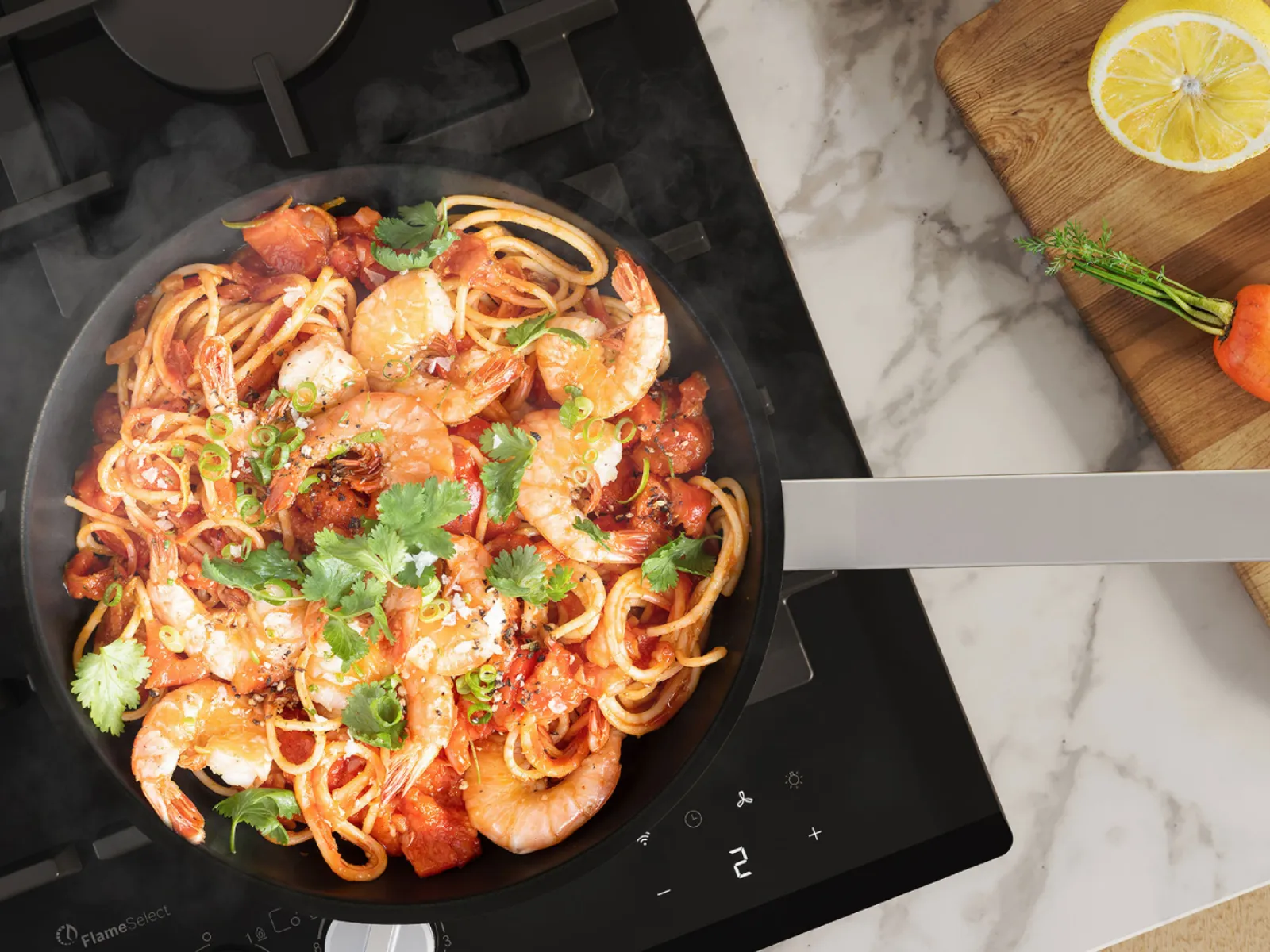 Nahaufnahme eines brutzelnden Garnelen-Nudelgerichts in einer Bratpfanne auf einem modernen Herd, mit frischem Gemüse