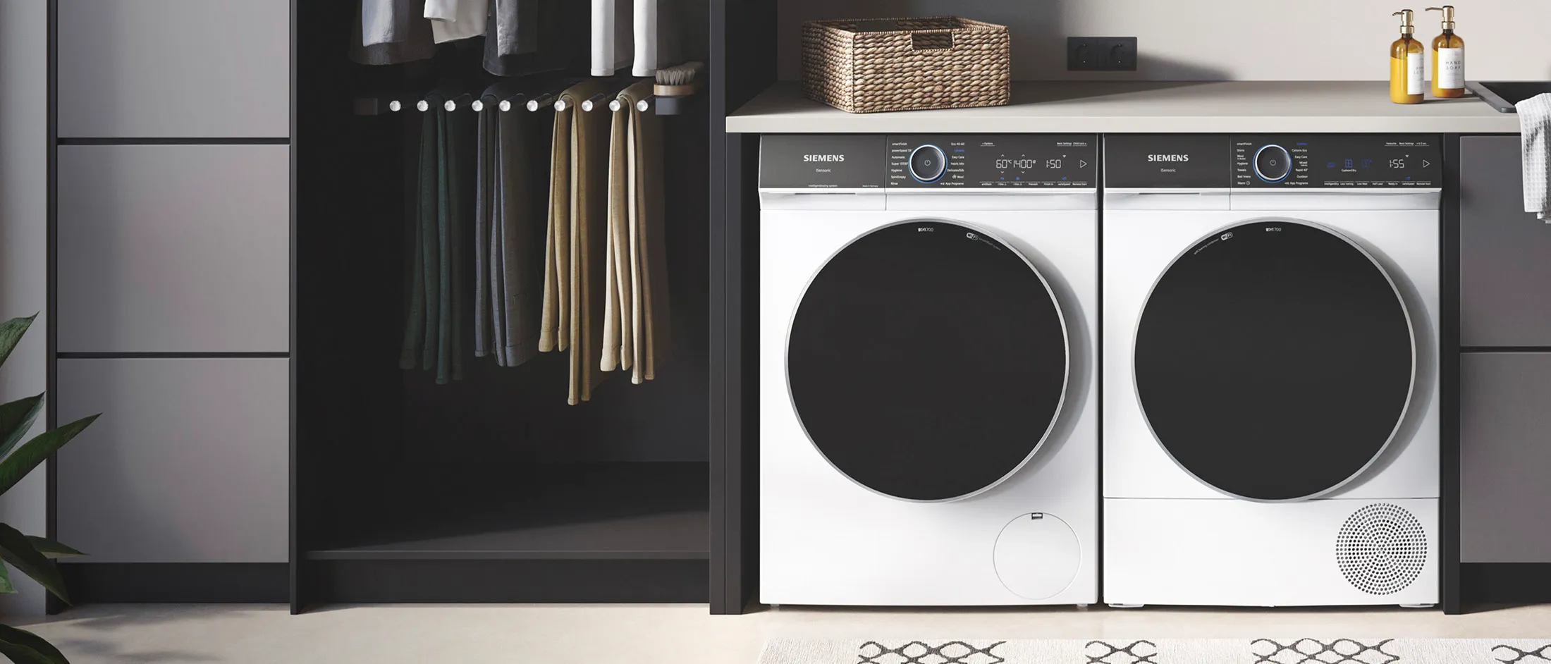 Nowoczesna pralnia z pralką, suszarką, półkami i wystrojem.