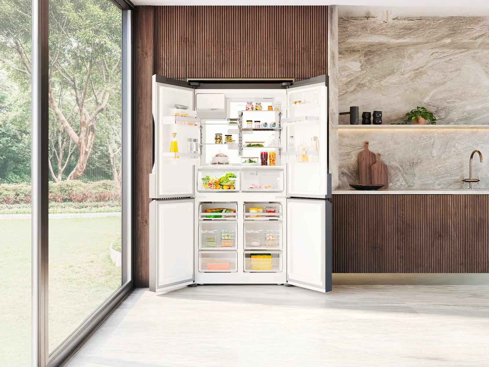 Geöffneter French-Door-Kühlschrank in heller Küche mit Blick nach draußen.