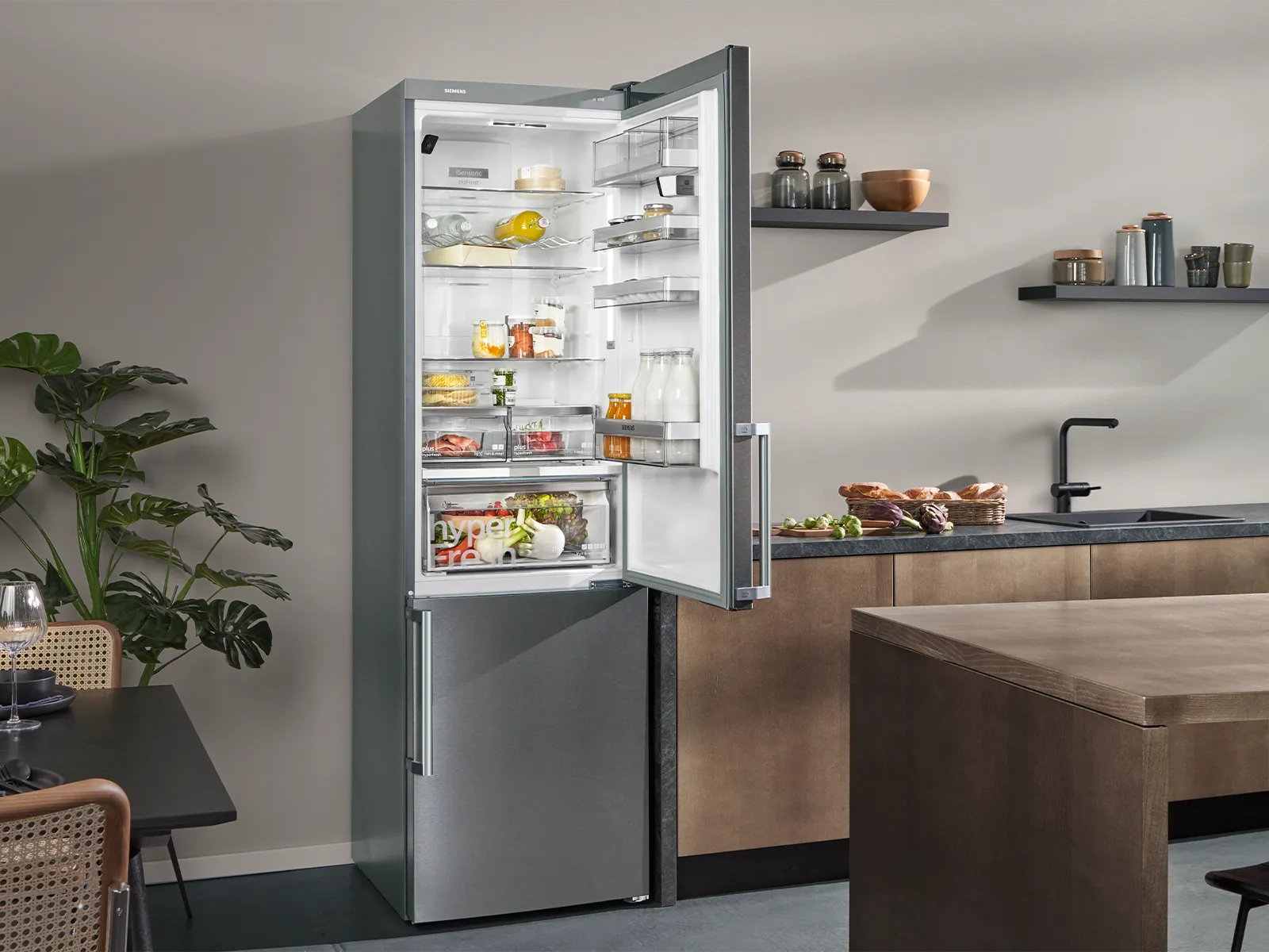 Offene Kühl-Gefrierkombination in eleganter Küche mit modernem Design.