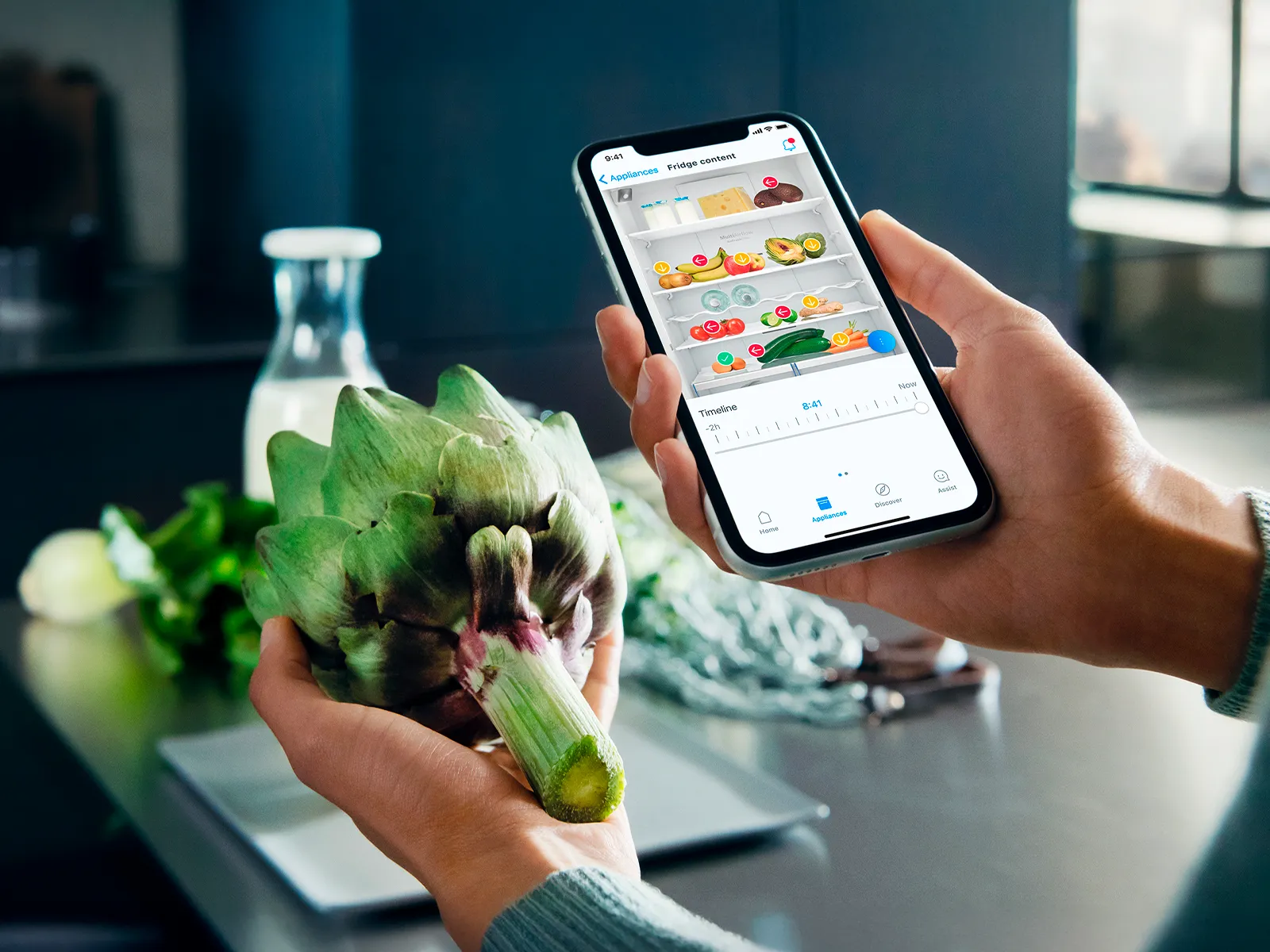 Eine Person nutzt den smartStorage Guide in der Home Connect App von Siemens für Informationen zur richtigen Lagerung einer Artischocke. 