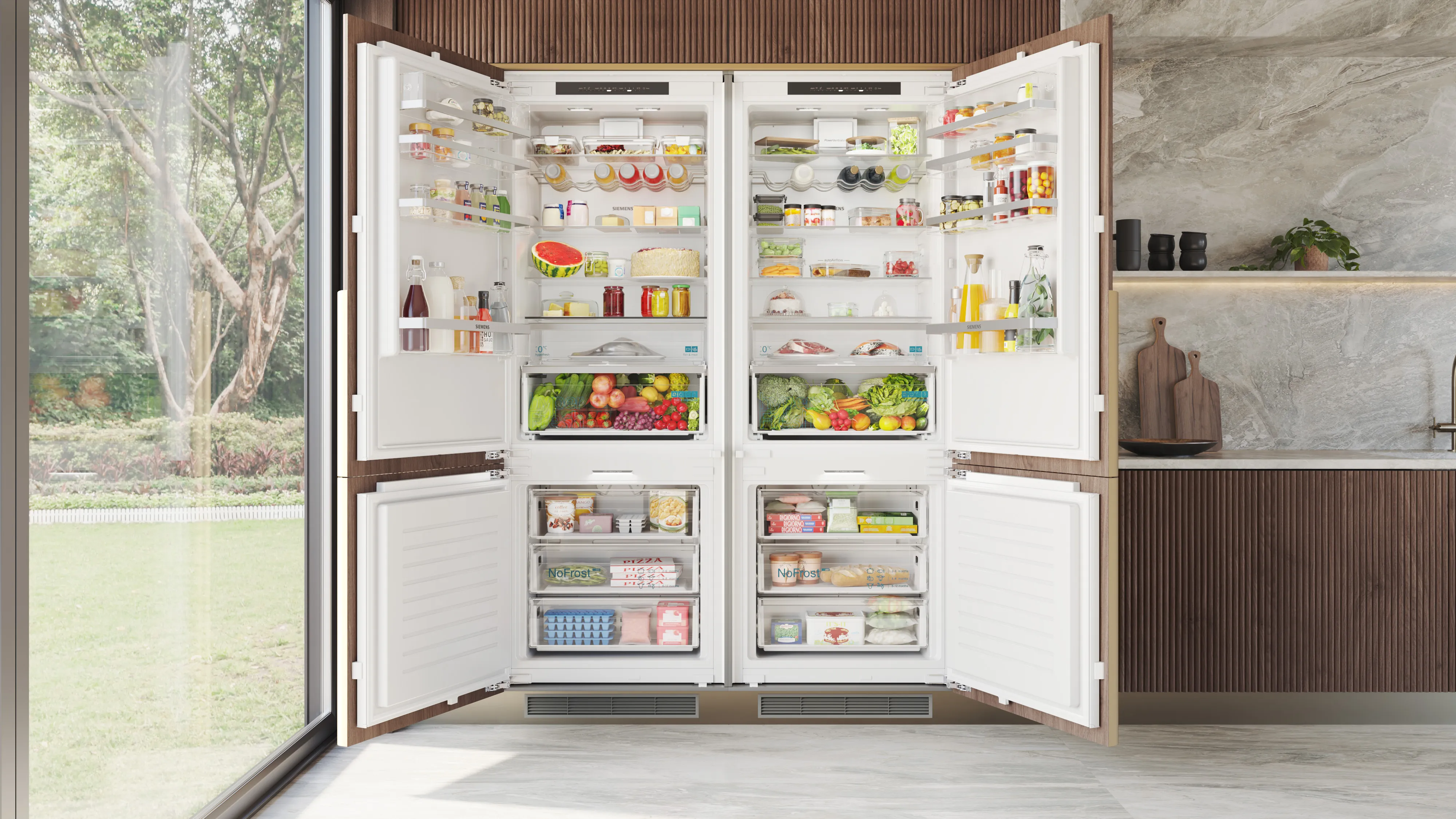 Frigorífico Siemens integrado 4 puertas abierto con alimentos frescos en cocina moderna.