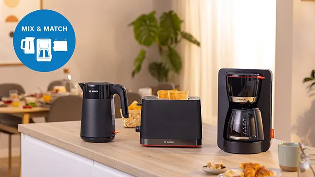 Kuchyňské uspořádání se rychlovarnou konvicí, toustovačem a kávovarem od Bosche, s grafikou "Mix & Match".