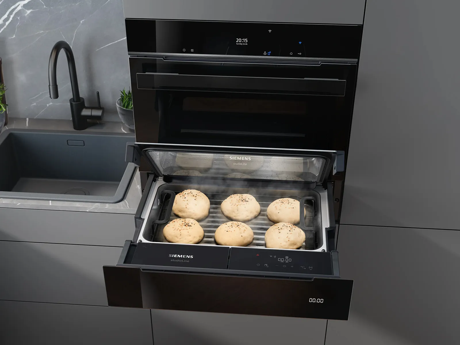 Forno a vapore Siemens con sei panini all'interno su un vassoio in una cucina moderna accanto a un lavandino.