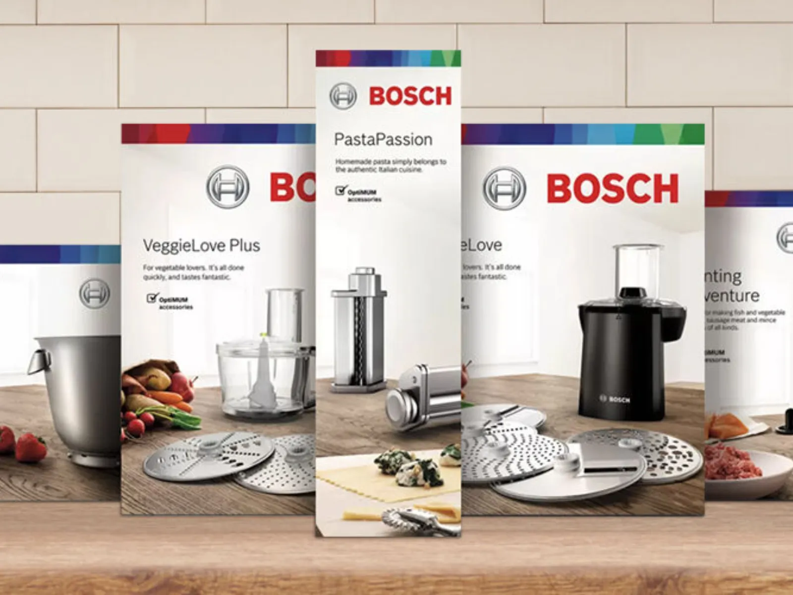 Кухненски уреди Bosch, включително блендер, кухненски робот и кафемашина, изложени на дървена повърхност.